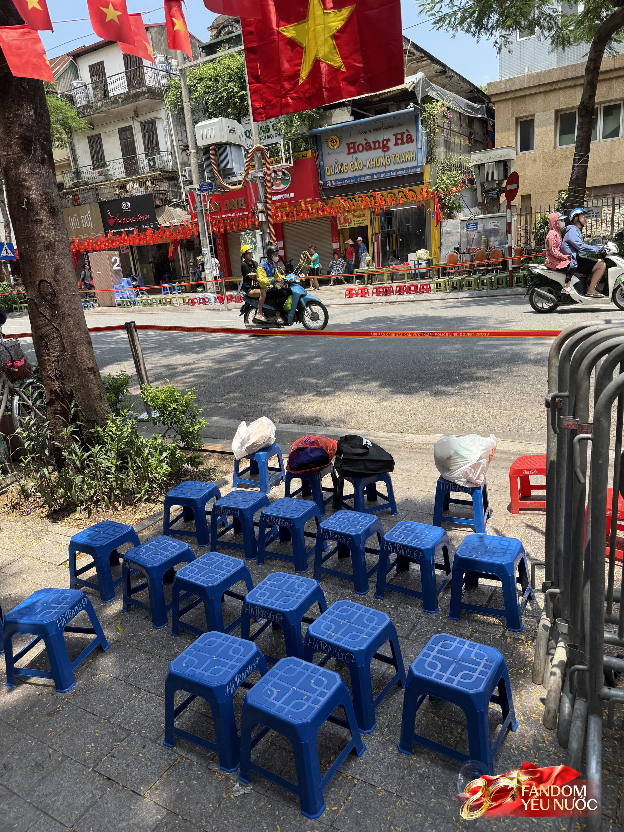 Nhiều hàng quán cho thuê ghế xem diễu binh: 20k-30k/ghế view Nhiều hàng quán cho thuê ghế xem diễu binh: 20k-30k/ghế view