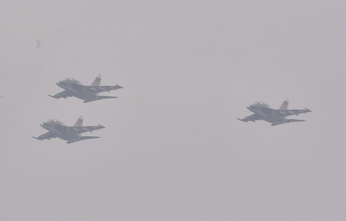 "Hổ mang chúa" Su30-MK2 bay qua Quảng trường Ba Đình- Ảnh 16. "Hổ mang chúa" Su30-MK2 bay qua Quảng trường Ba Đình- Ảnh 16.
