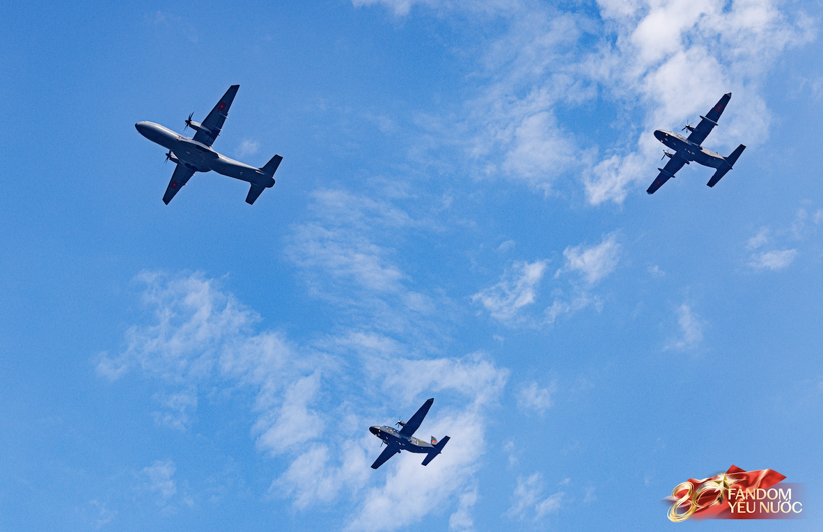 Dưới bầu trời hòa bình: Dàn máy bay hợp luyện trình diễn đầy kiêu hãnh trong tiếng hò reo của người dân Thủ đô- Ảnh 6.