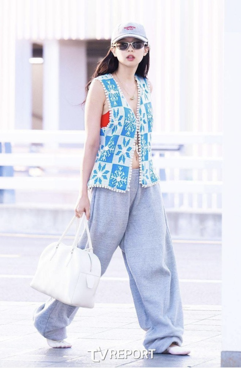Jennie đang tích cực đẩy trend cho kiểu giày lạ- Ảnh 11. Jennie đang tích cực đẩy trend cho kiểu giày lạ- Ảnh 11.