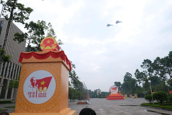 "Hổ mang chúa" Su30-MK2 bay qua Quảng trường Ba Đình- Ảnh 23. "Hổ mang chúa" Su30-MK2 bay qua Quảng trường Ba Đình- Ảnh 23.
