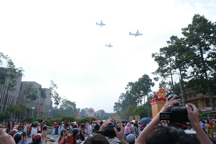 "Hổ mang chúa" Su30-MK2 bay qua Quảng trường Ba Đình- Ảnh 24. "Hổ mang chúa" Su30-MK2 bay qua Quảng trường Ba Đình- Ảnh 24.
