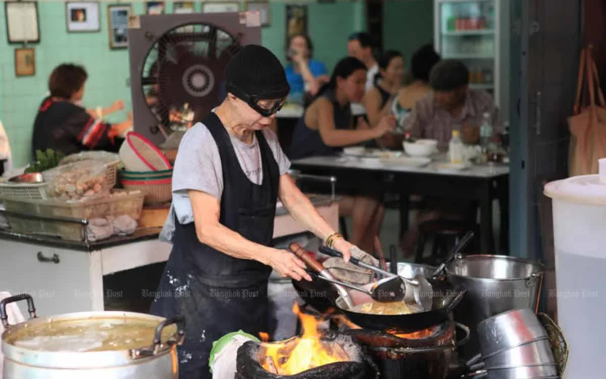 Quán ăn đường phố nổi tiếng Raan Jay Fai sở hữu 1 sao Michelin (Ảnh: Bangkok Post) Quán ăn đường phố nổi tiếng Raan Jay Fai sở hữu 1 sao Michelin (Ảnh: Bangkok Post)