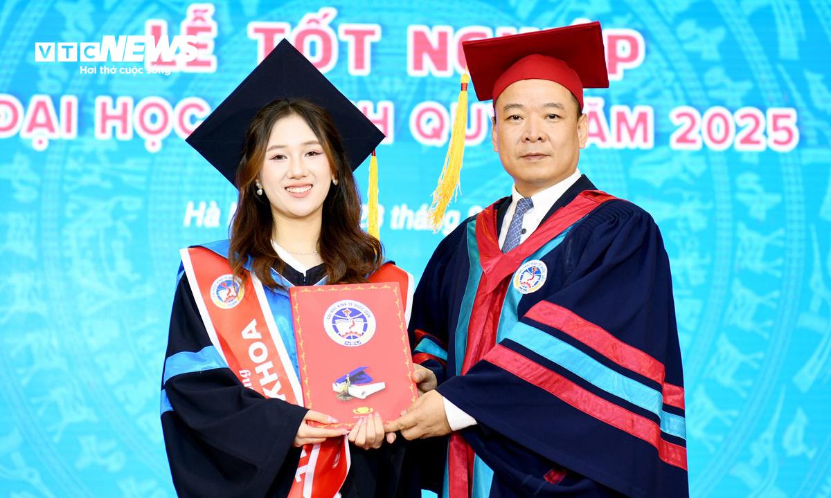 Đại học Kinh tế Quốc dân trao bằng tốt nghiệp cho hơn 4.600 tân cử nhân- Ảnh 1. Đại học Kinh tế Quốc dân trao bằng tốt nghiệp cho hơn 4.600 tân cử nhân- Ảnh 1.