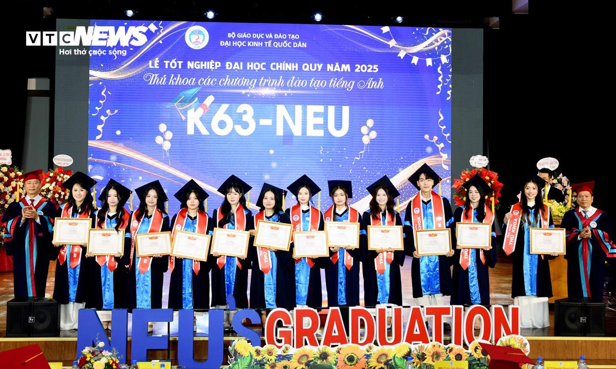 Đại học Kinh tế Quốc dân trao bằng tốt nghiệp cho hơn 4.600 tân cử nhân- Ảnh 2. Đại học Kinh tế Quốc dân trao bằng tốt nghiệp cho hơn 4.600 tân cử nhân- Ảnh 2.