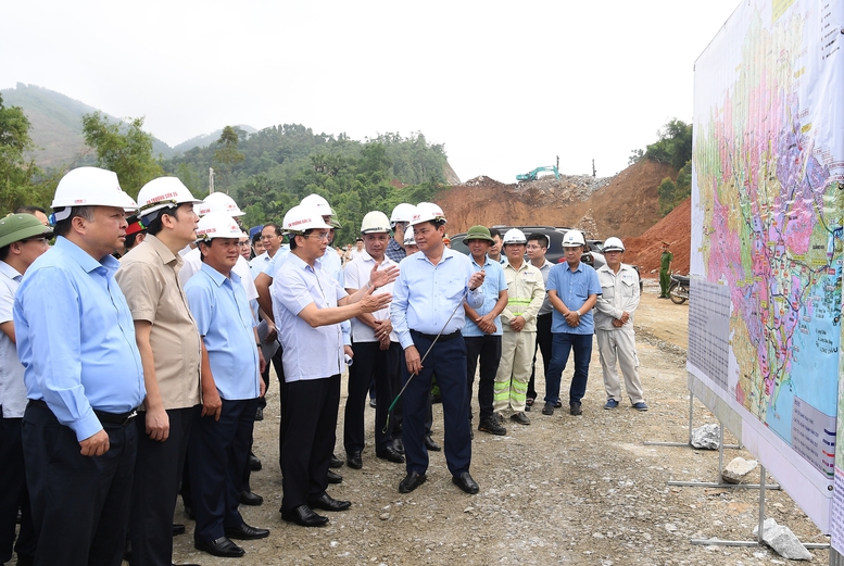 Tập trung máy móc, nhân lực để tăng tốc tiến độ 4 dự án cao tốc trọng điểm phía Bắc- Ảnh 1. Tập trung máy móc, nhân lực để tăng tốc tiến độ 4 dự án cao tốc trọng điểm phía Bắc- Ảnh 1.