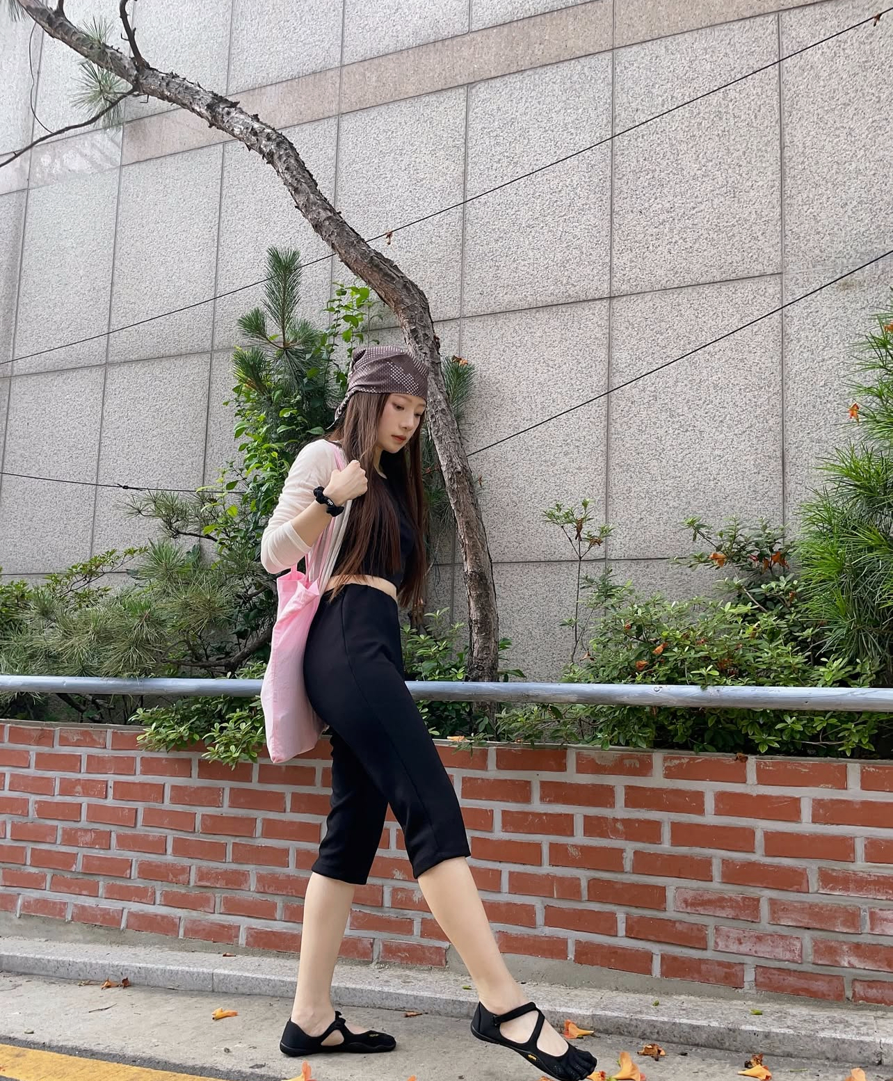 Jennie đang tích cực đẩy trend cho kiểu giày lạ- Ảnh 15. Jennie đang tích cực đẩy trend cho kiểu giày lạ- Ảnh 15.
