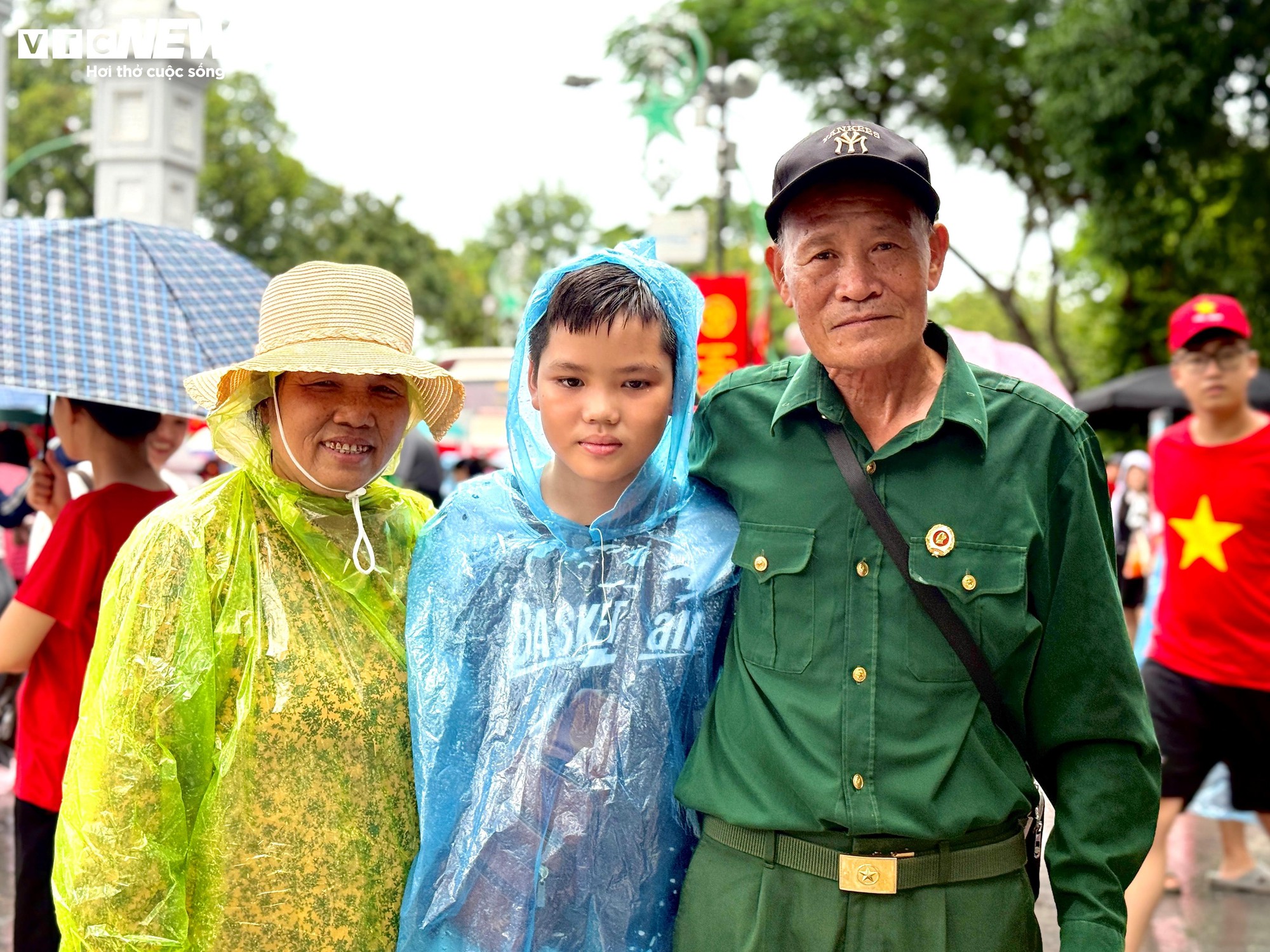 Cựu binh Trường Sơn cùng vợ vượt 120km trong mưa, đến Ba Đình cổ vũ chiến sĩ A80- Ảnh 2. Cựu binh Trường Sơn cùng vợ vượt 120km trong mưa, đến Ba Đình cổ vũ chiến sĩ A80- Ảnh 2.