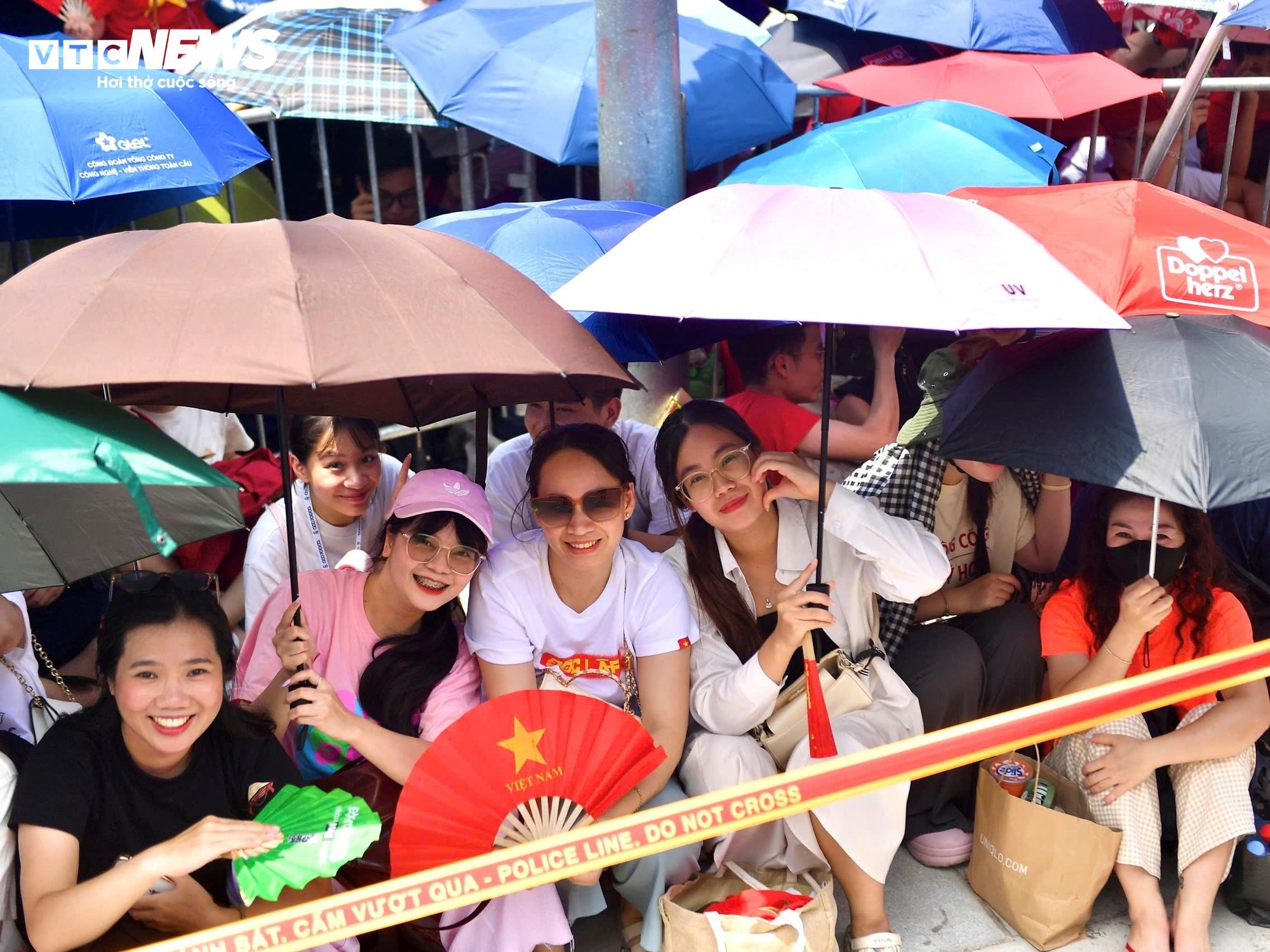 Cựu binh Trường Sơn cùng vợ vượt 120km trong mưa, đến Ba Đình cổ vũ chiến sĩ A80- Ảnh 3. Cựu binh Trường Sơn cùng vợ vượt 120km trong mưa, đến Ba Đình cổ vũ chiến sĩ A80- Ảnh 3.