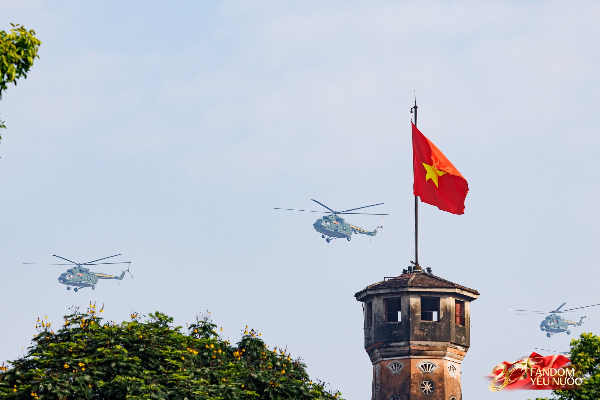 Dưới bầu trời hòa bình: Dàn máy bay hợp luyện trình diễn đầy kiêu hãnh trong tiếng hò reo của người dân Thủ đô- Ảnh 2.