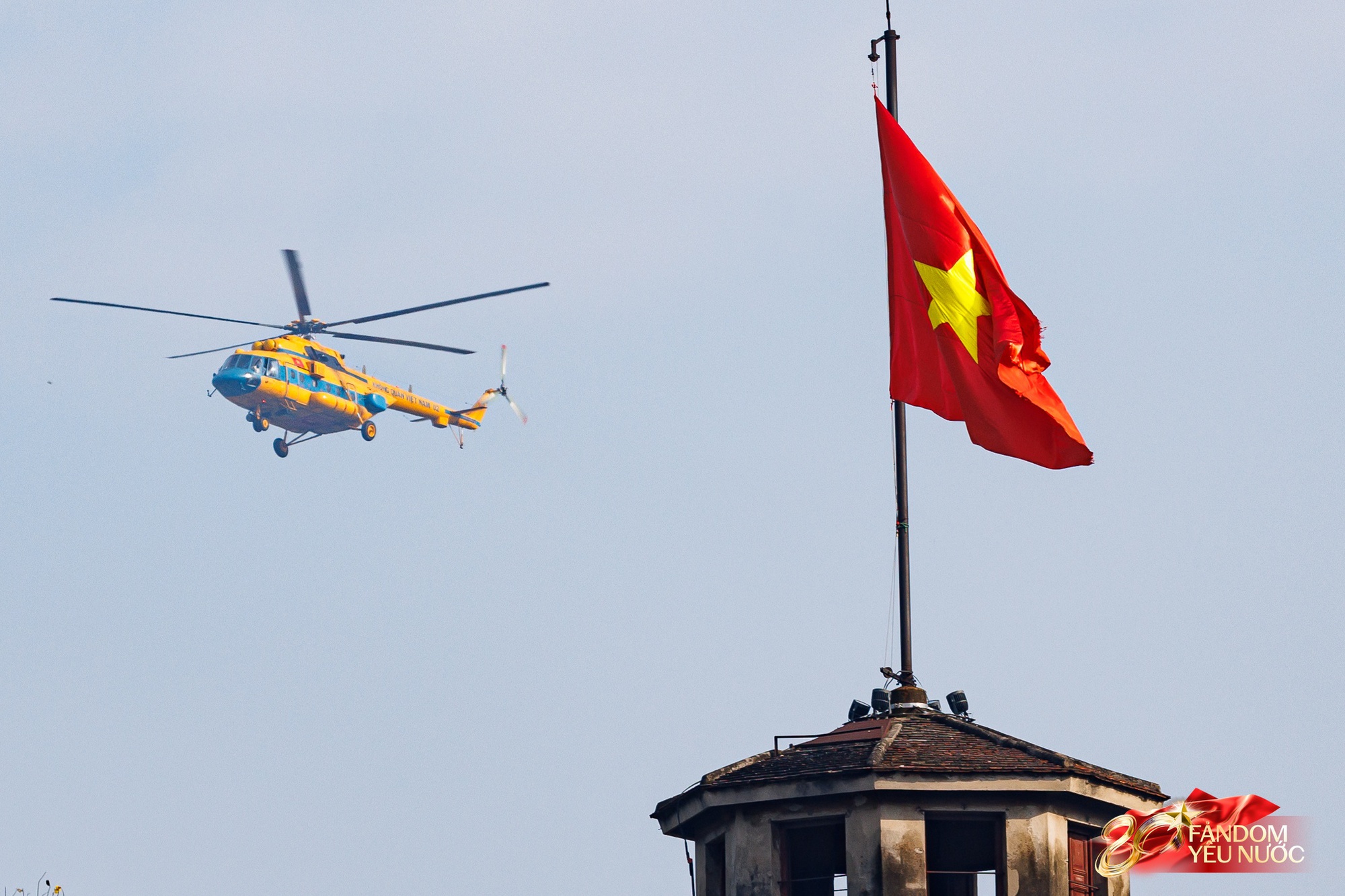Dưới bầu trời hòa bình: Dàn máy bay hợp luyện trình diễn đầy kiêu hãnh trong tiếng hò reo của người dân Thủ đô- Ảnh 3. Dưới bầu trời hòa bình: Dàn máy bay hợp luyện trình diễn đầy kiêu hãnh trong tiếng hò reo của người dân Thủ đô- Ảnh 3.