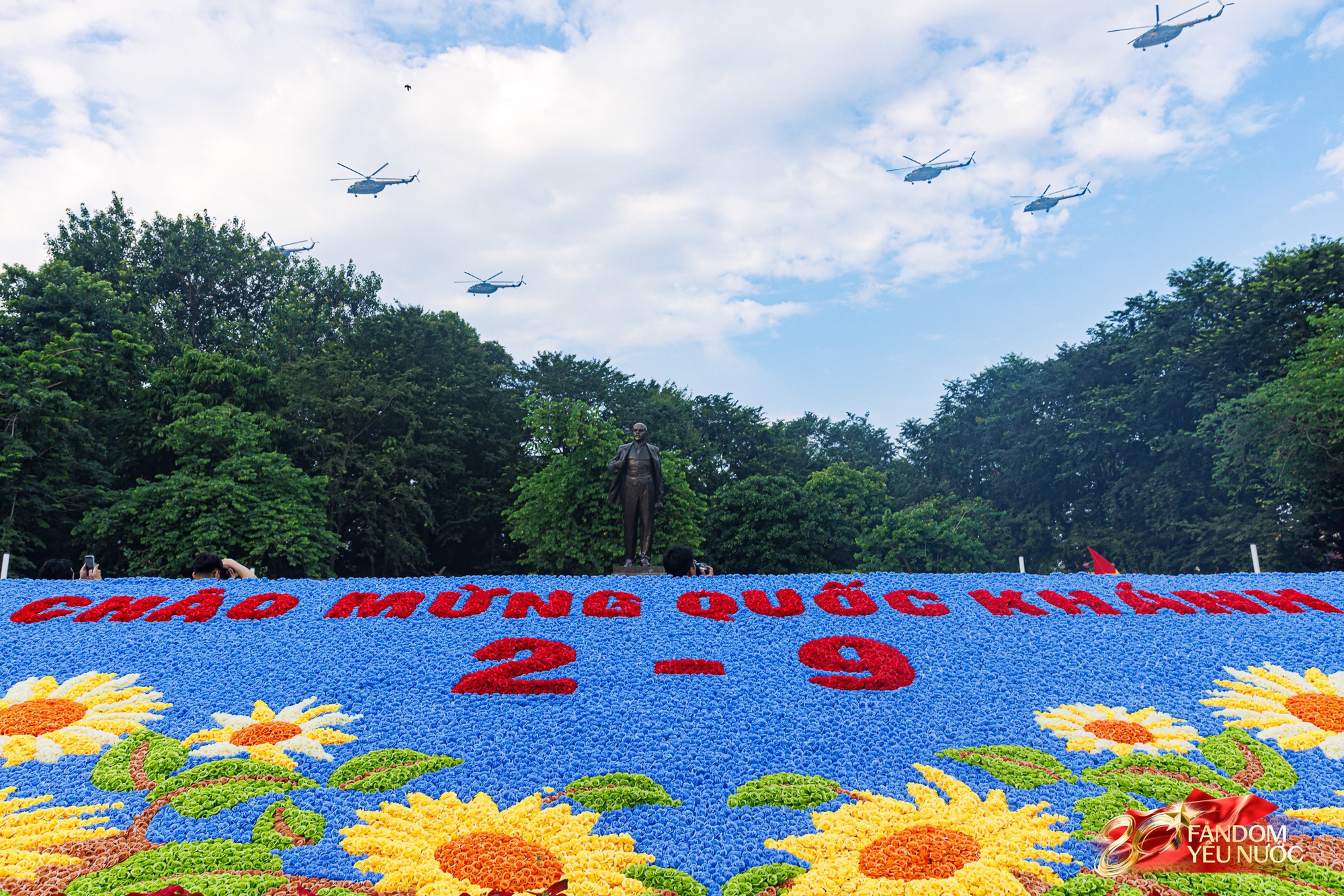 Dưới bầu trời hòa bình: Dàn máy bay hợp luyện trình diễn đầy kiêu hãnh trong tiếng hò reo của người dân Thủ đô- Ảnh 1.