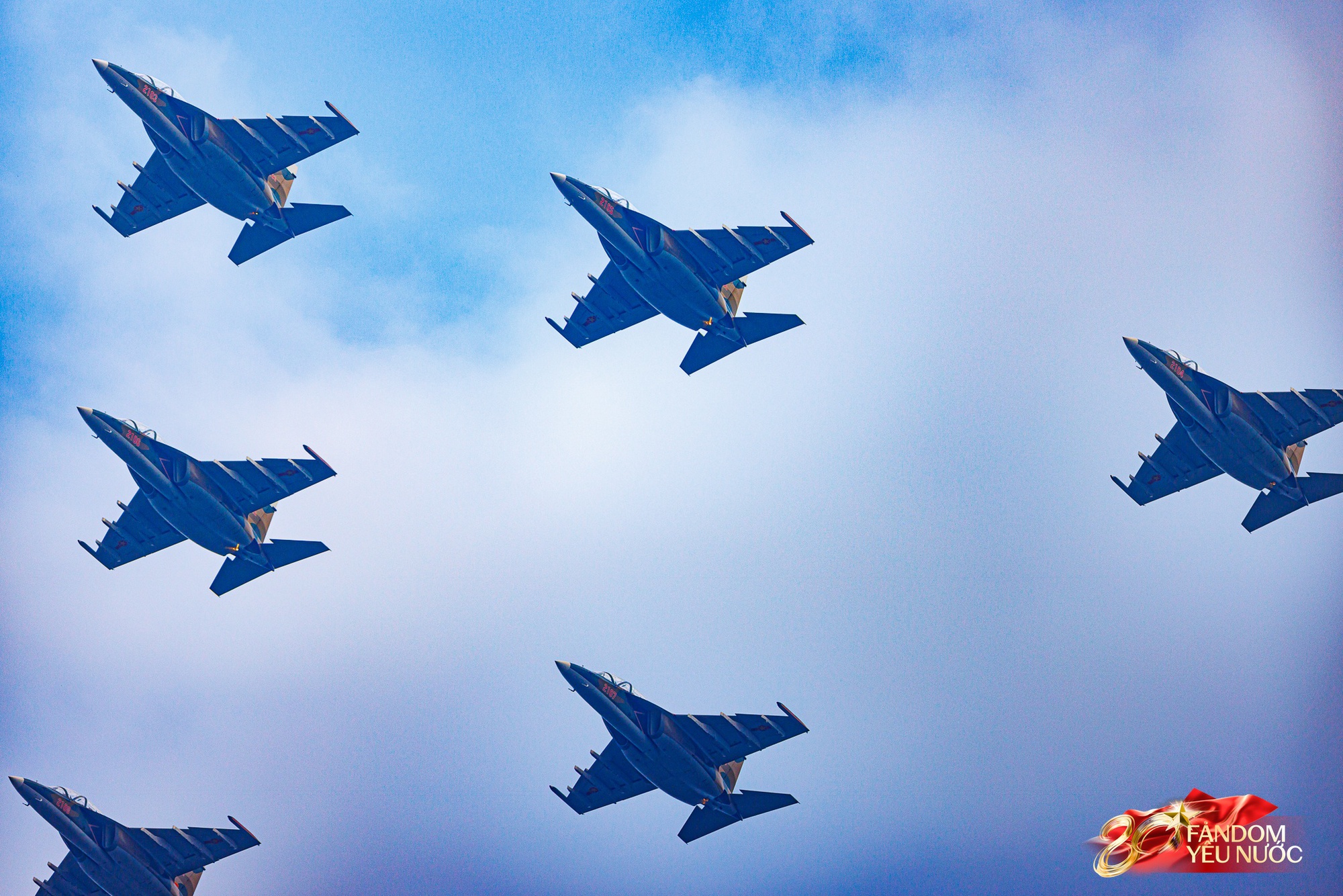 Dưới bầu trời hòa bình: Dàn máy bay hợp luyện trình diễn đầy kiêu hãnh trong tiếng hò reo của người dân Thủ đô- Ảnh 7.