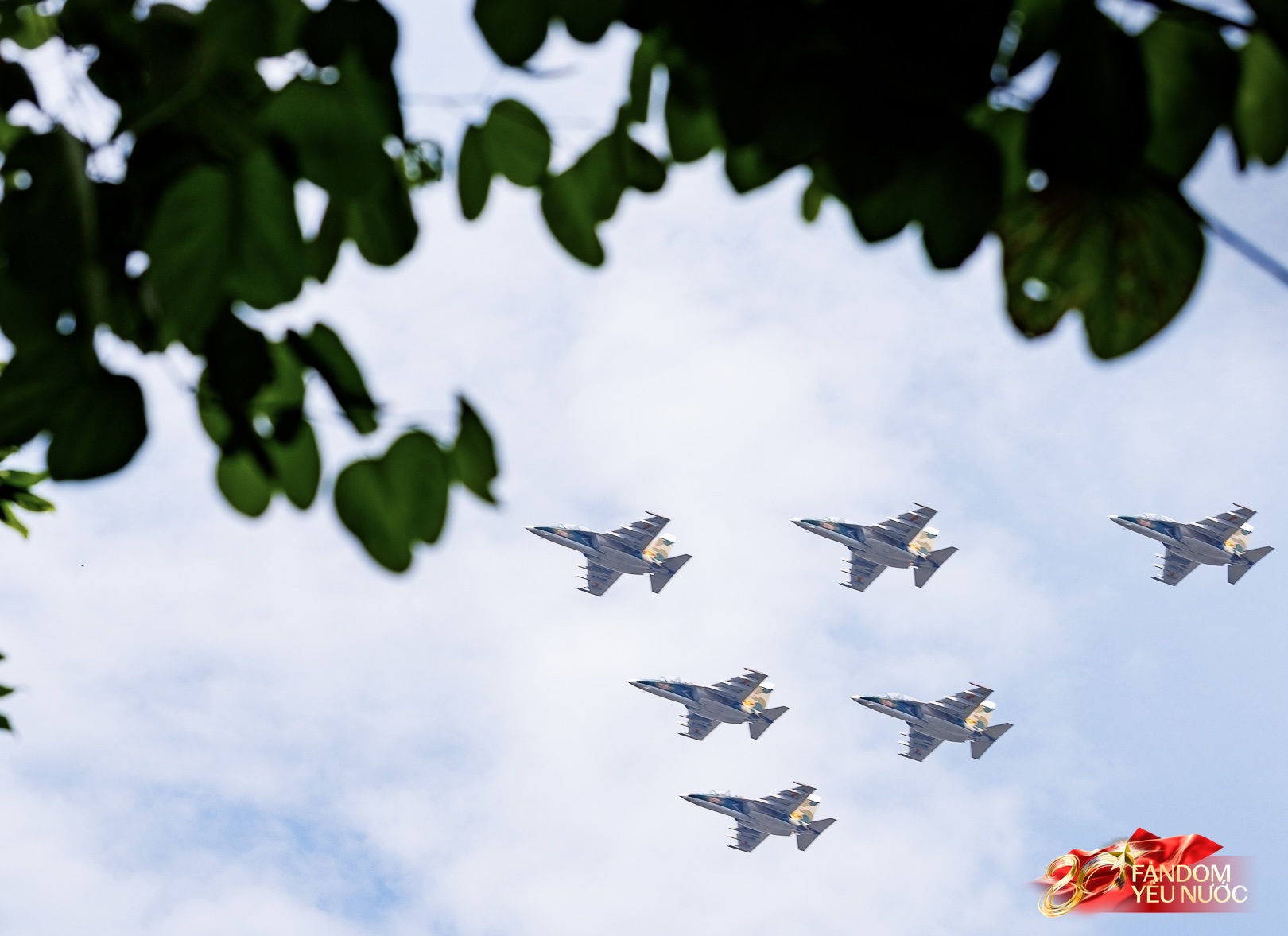 Dưới bầu trời hòa bình: Dàn máy bay hợp luyện trình diễn đầy kiêu hãnh trong tiếng hò reo của người dân Thủ đô- Ảnh 10.