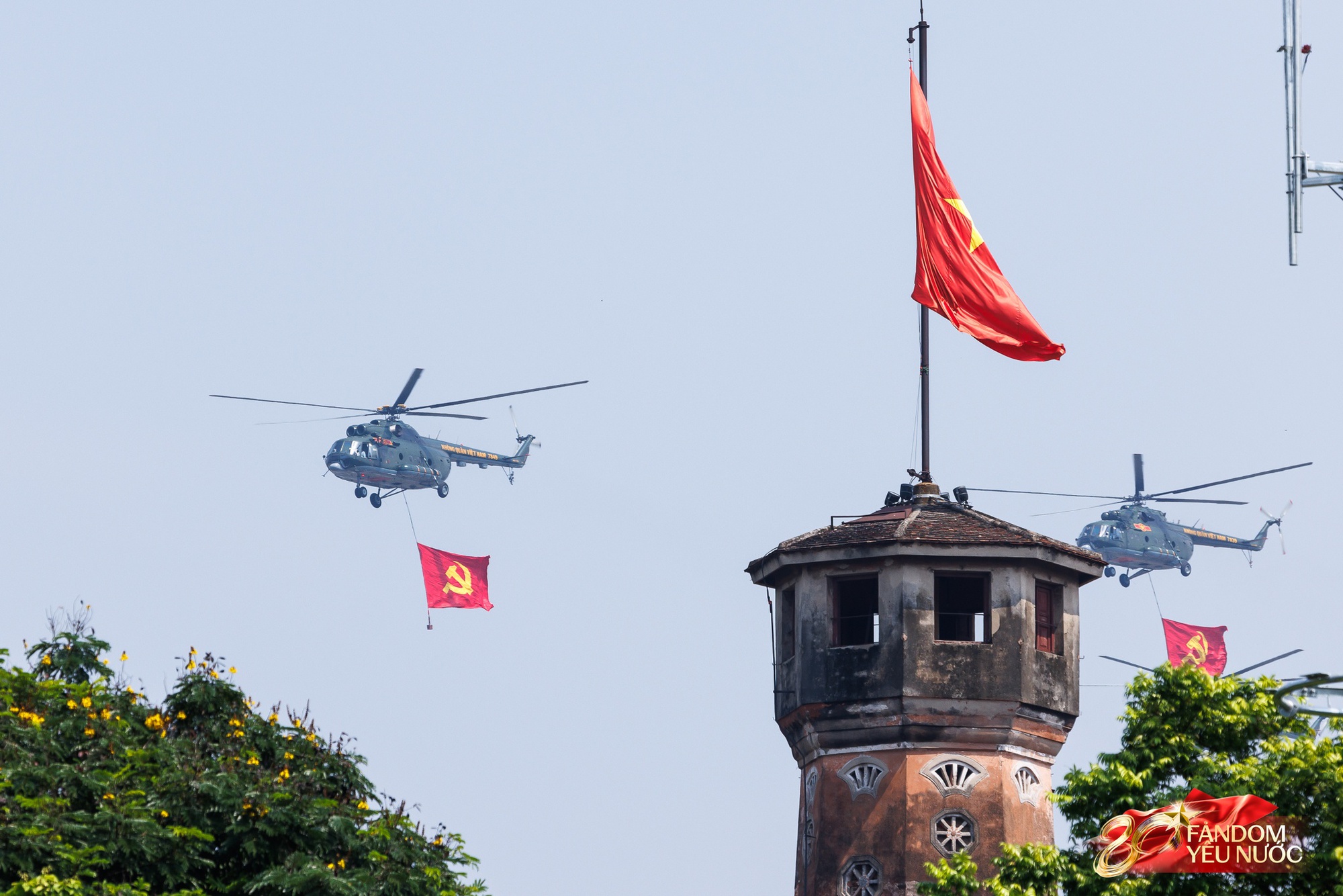 Dưới bầu trời hòa bình: Dàn máy bay hợp luyện trình diễn đầy kiêu hãnh trong tiếng hò reo của người dân Thủ đô- Ảnh 11.