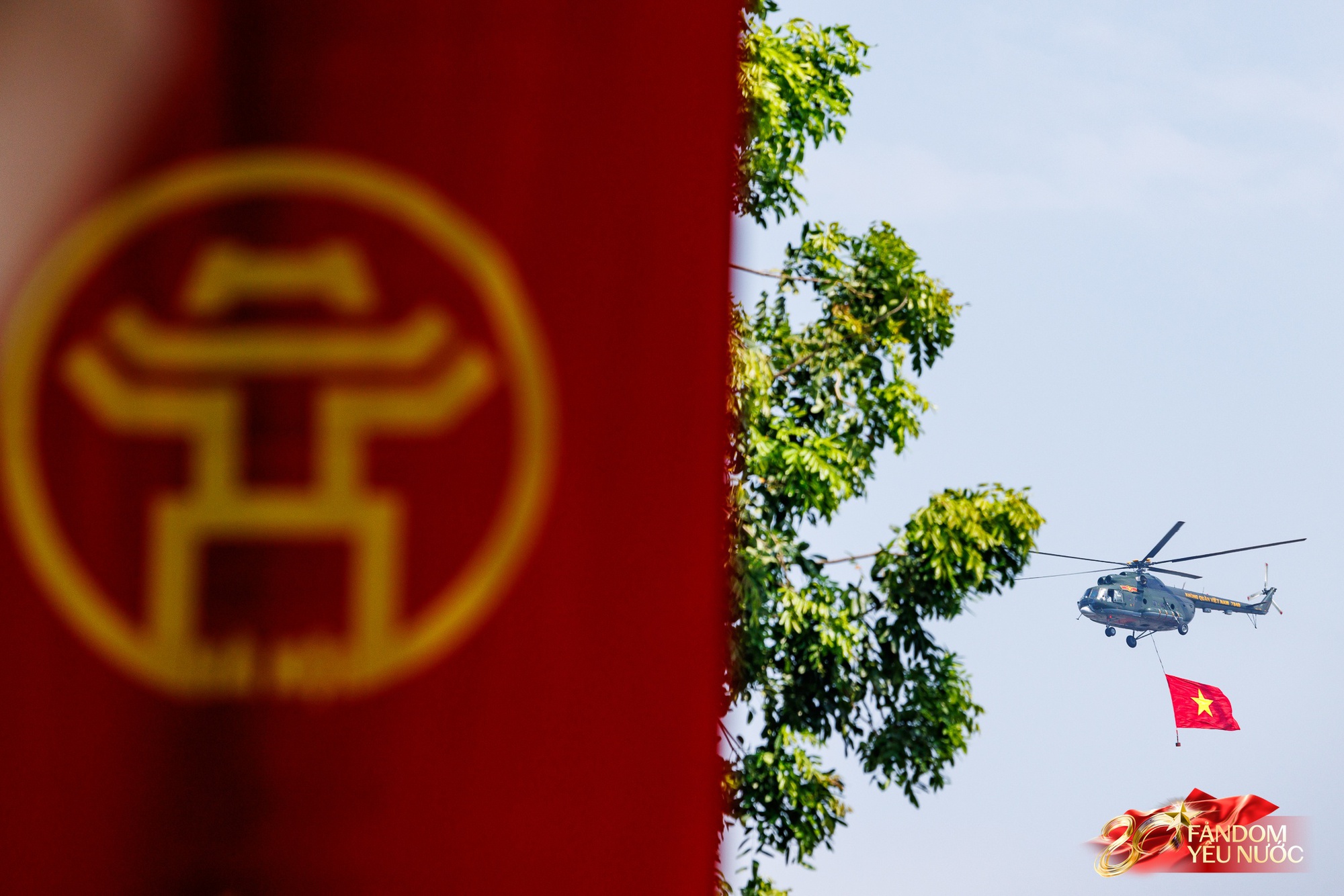 Dưới bầu trời hòa bình: Dàn máy bay hợp luyện trình diễn đầy kiêu hãnh trong tiếng hò reo của người dân Thủ đô- Ảnh 9.