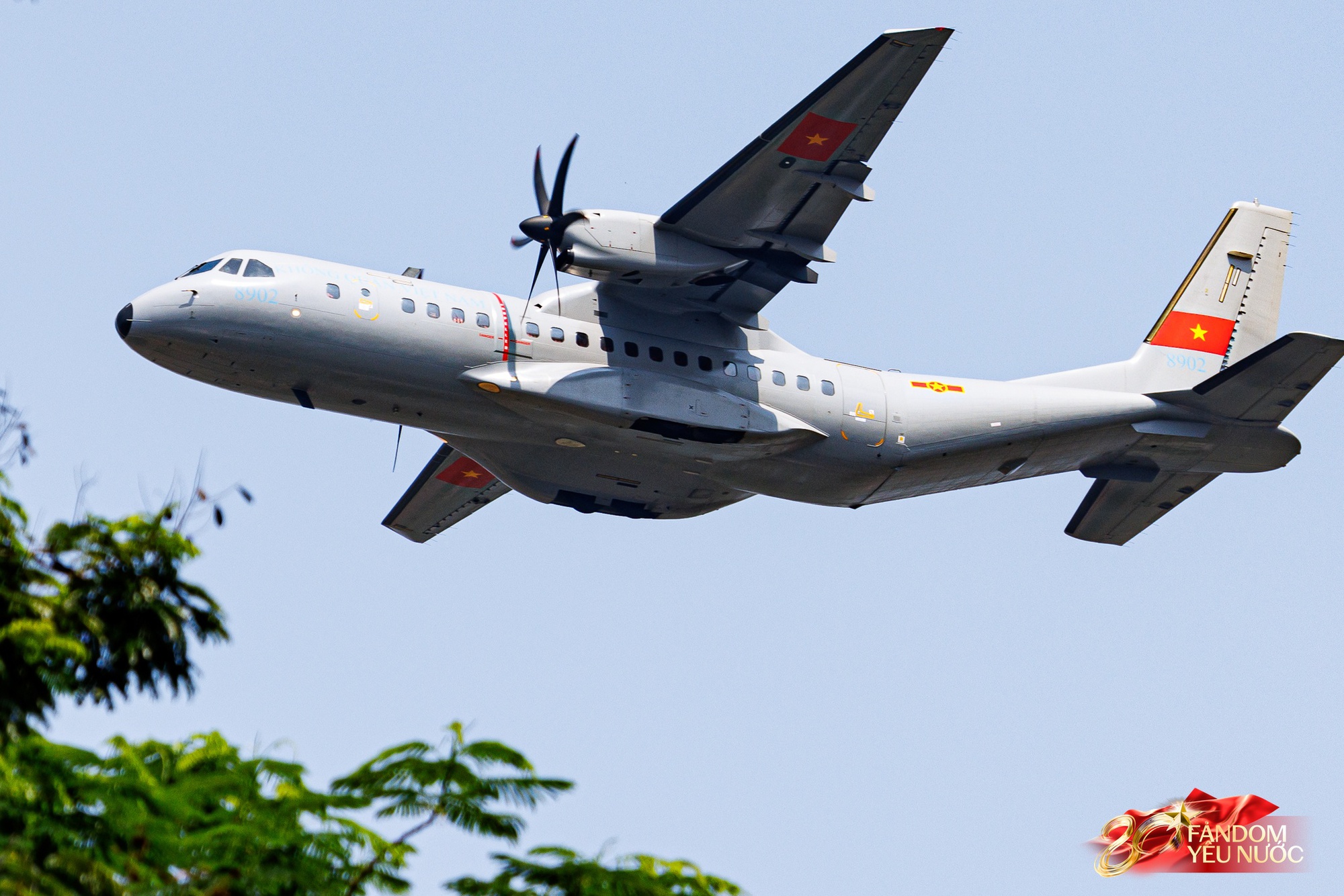 Dưới bầu trời hòa bình: Dàn máy bay hợp luyện trình diễn đầy kiêu hãnh trong tiếng hò reo của người dân Thủ đô- Ảnh 8.