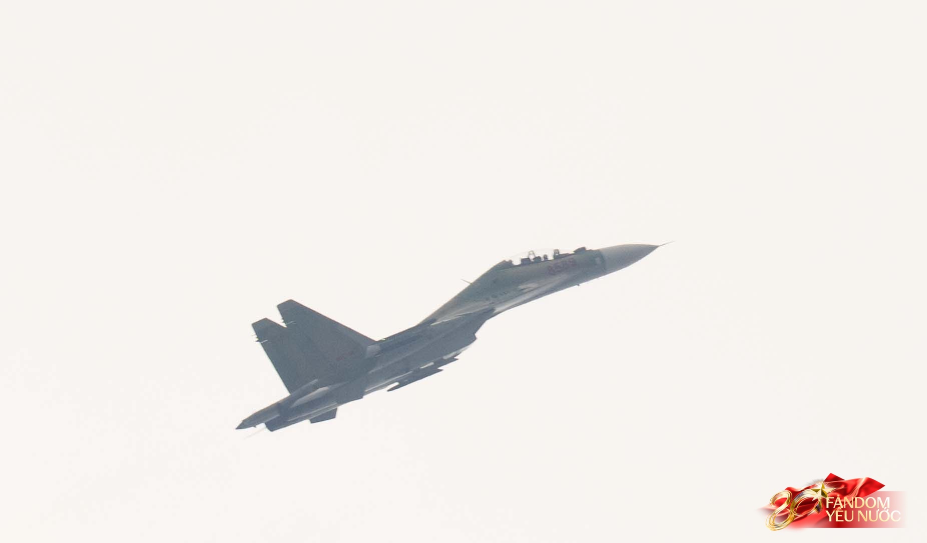 Dưới bầu trời hòa bình: Dàn máy bay hợp luyện trình diễn đầy kiêu hãnh trong tiếng hò reo của người dân Thủ đô- Ảnh 5.