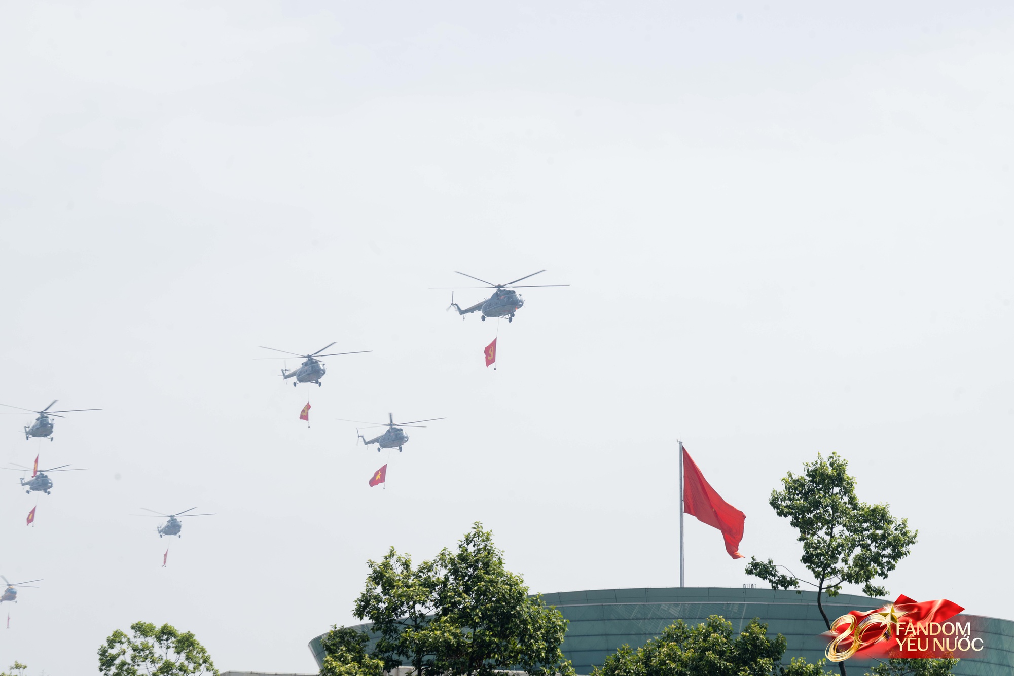 Dưới bầu trời hòa bình: Dàn máy bay hợp luyện trình diễn đầy kiêu hãnh trong tiếng hò reo của người dân Thủ đô- Ảnh 16.