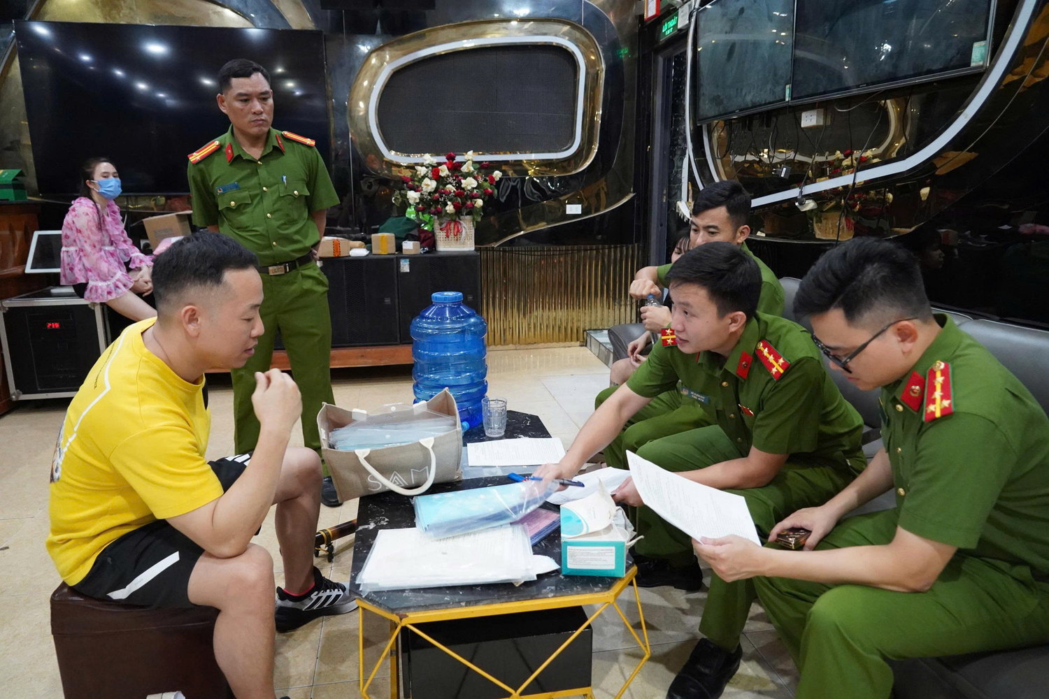 Đột kích quán karaoke, phát hiện Hoàng Trung Phong “bao nuôi” 38 nhân viên nữ- Ảnh 1. Đột kích quán karaoke, phát hiện Hoàng Trung Phong “bao nuôi” 38 nhân viên nữ- Ảnh 1.