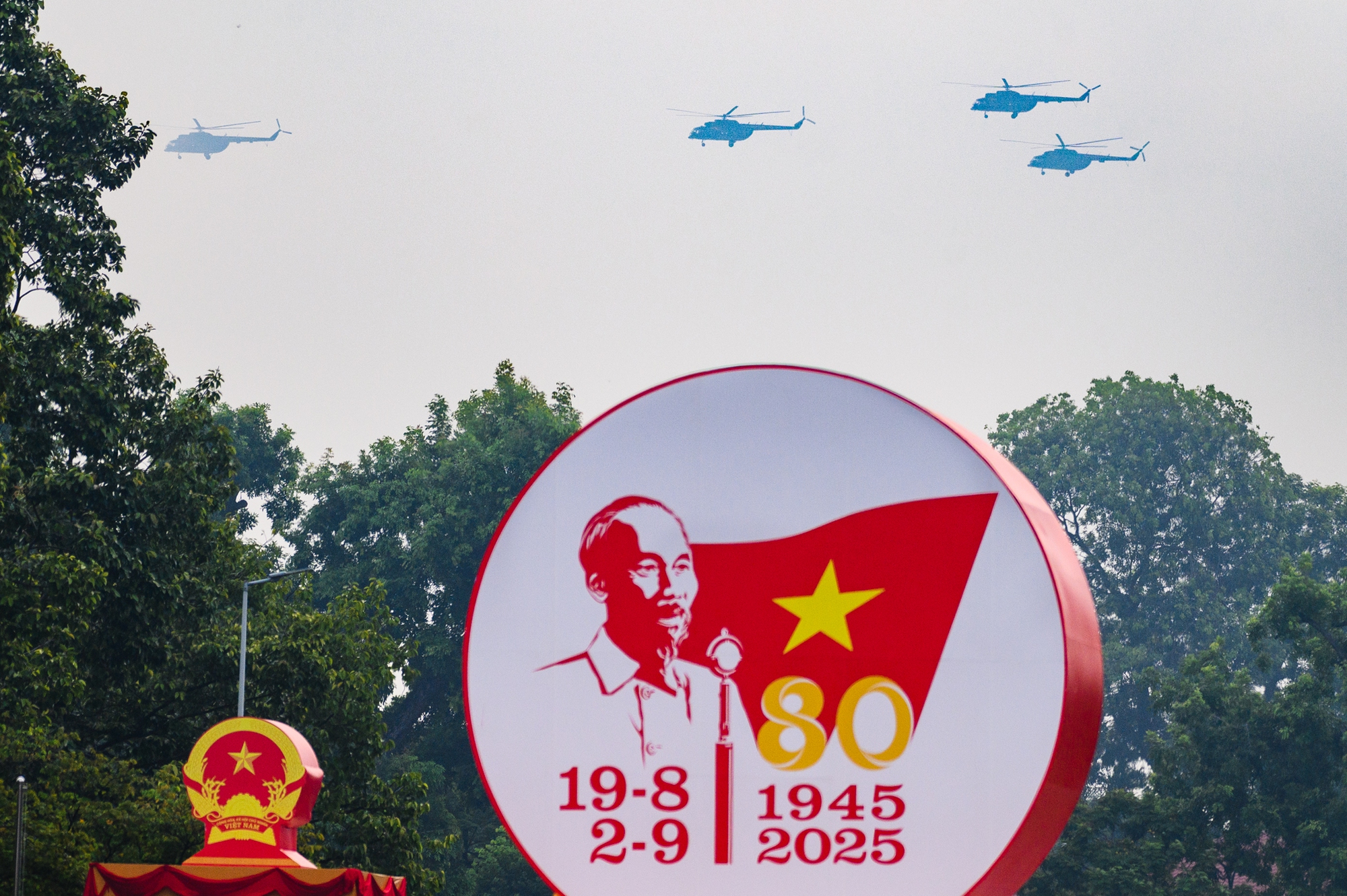 Dưới bầu trời hòa bình: Dàn máy bay hợp luyện trình diễn đầy kiêu hãnh trong tiếng hò reo của người dân Thủ đô- Ảnh 17.