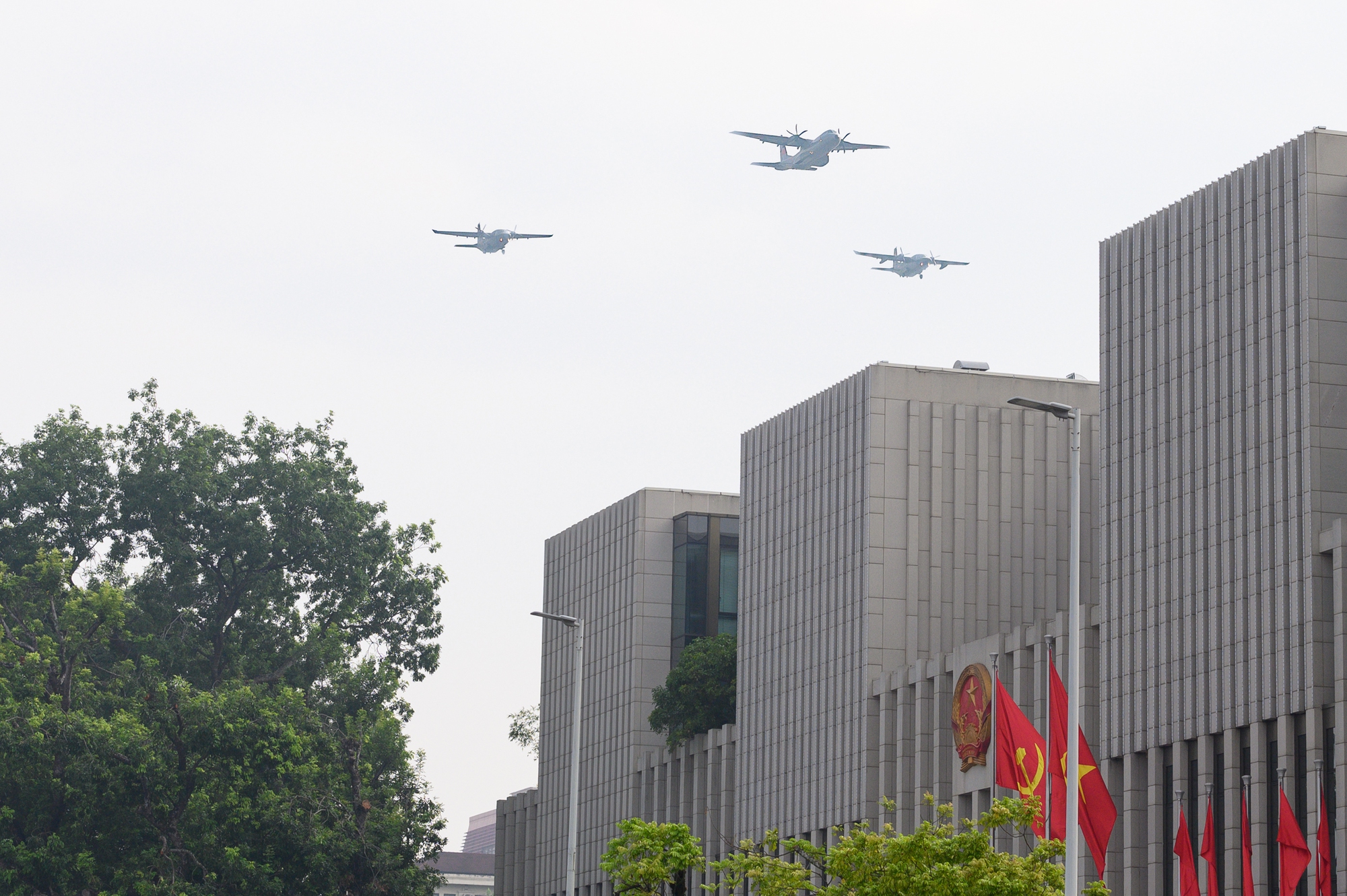 Dưới bầu trời hòa bình: Dàn máy bay hợp luyện trình diễn đầy kiêu hãnh trong tiếng hò reo của người dân Thủ đô- Ảnh 15.