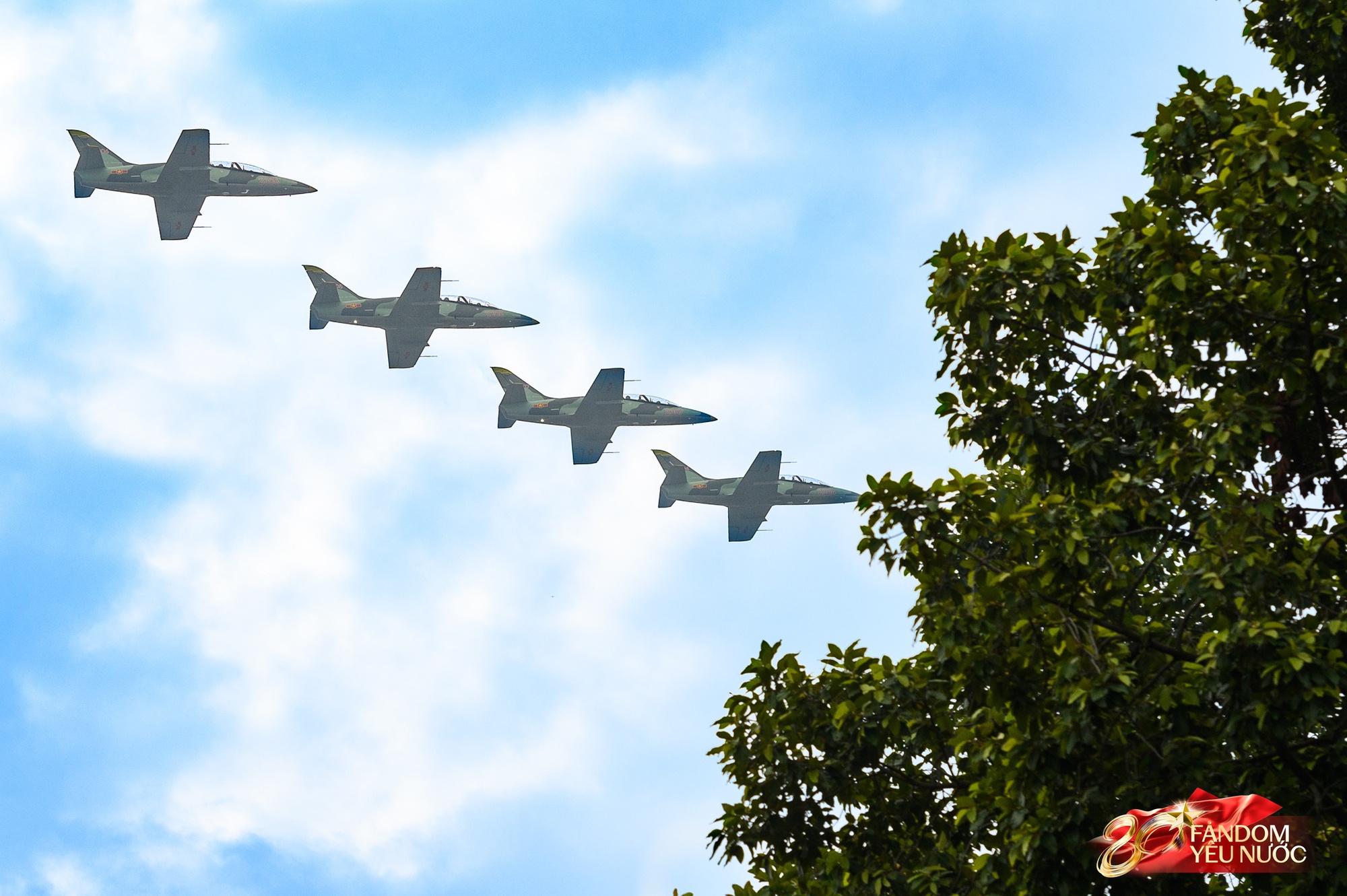 Dưới bầu trời hòa bình: Dàn máy bay hợp luyện trình diễn đầy kiêu hãnh trong tiếng hò reo của người dân Thủ đô- Ảnh 12.
