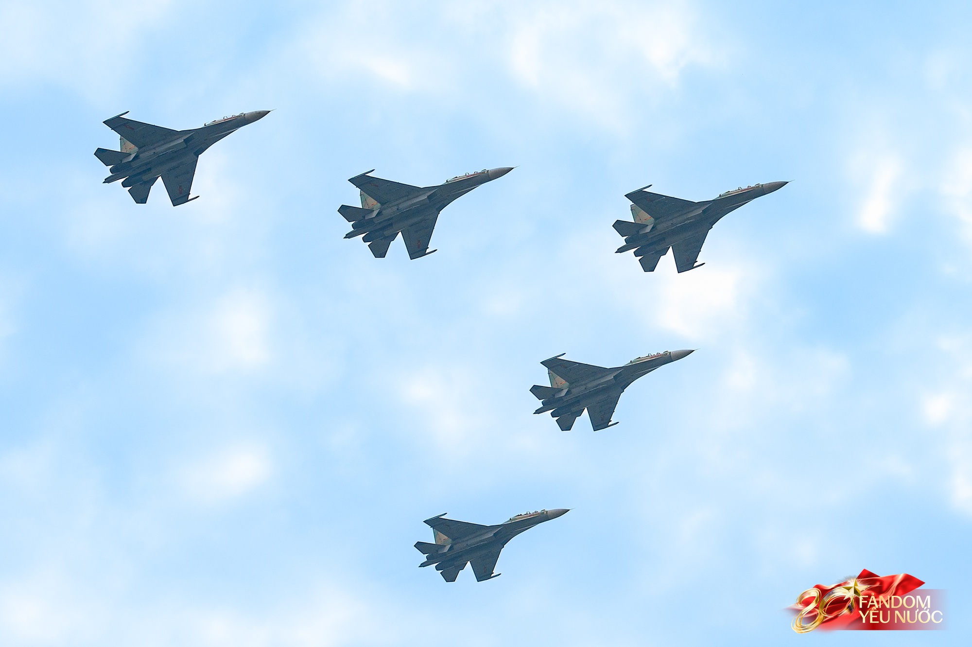 Dưới bầu trời hòa bình: Dàn máy bay hợp luyện trình diễn đầy kiêu hãnh trong tiếng hò reo của người dân Thủ đô- Ảnh 13.