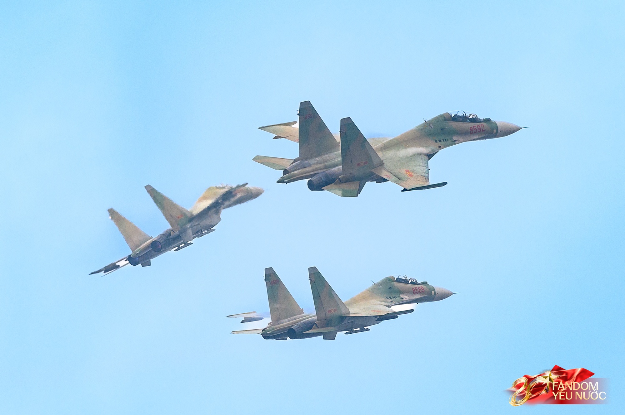 Dưới bầu trời hòa bình: Dàn máy bay hợp luyện trình diễn đầy kiêu hãnh trong tiếng hò reo của người dân Thủ đô- Ảnh 14.