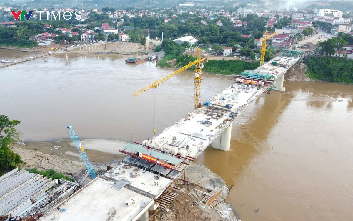 Dự án cầu Phong Châu mới nối 2 bờ sông Hồng được đầu tư theo lệnh khẩn cấp sau sự cố sập cầu vào ngày 9/9/2024.