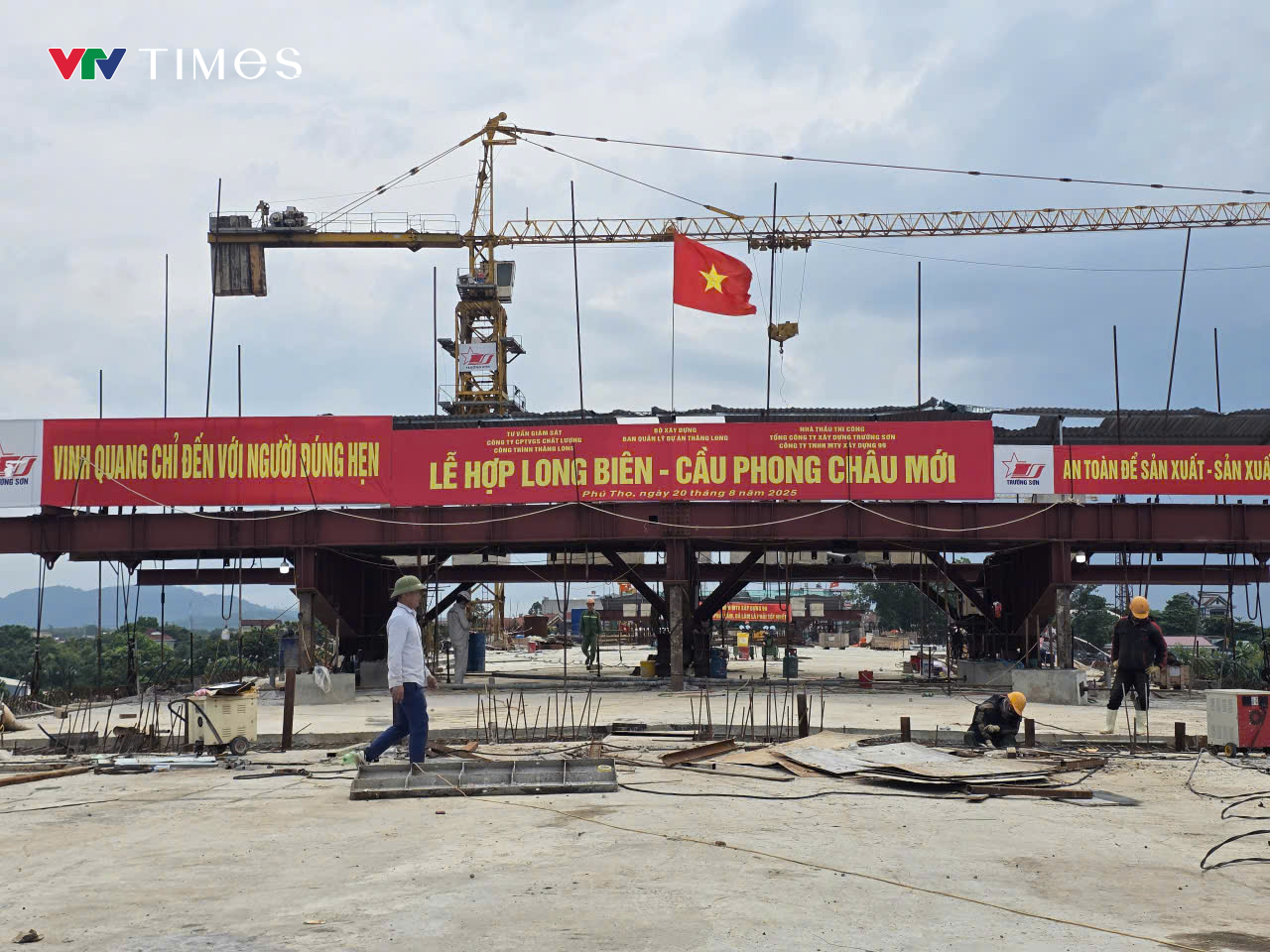 Phú Thọ: Cầu Phong Châu mới chuẩn bị hợp long sau gần 300 ngày thi công thần tốc- Ảnh 4. Phú Thọ: Cầu Phong Châu mới chuẩn bị hợp long sau gần 300 ngày thi công thần tốc- Ảnh 4.