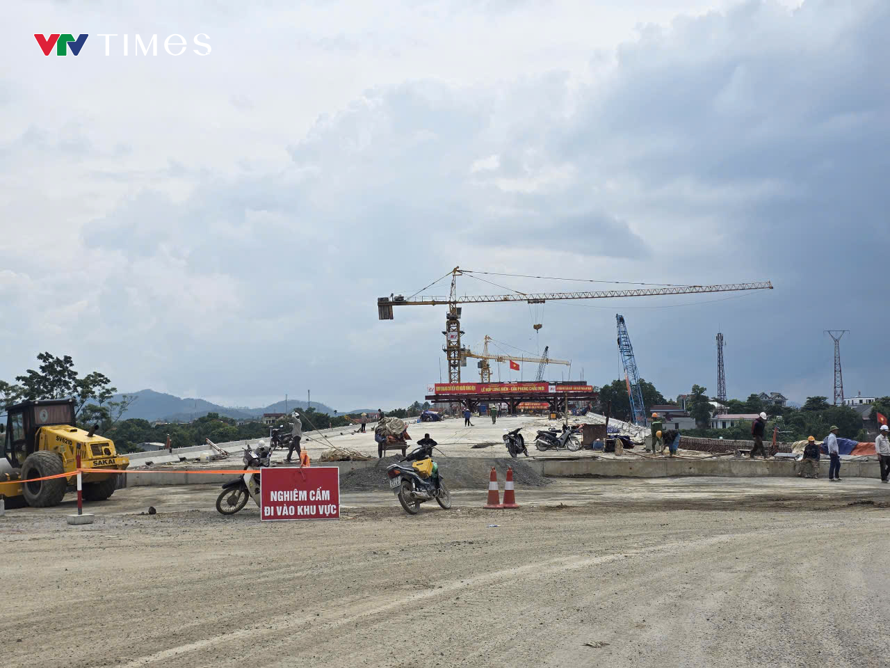 Phú Thọ: Cầu Phong Châu mới chuẩn bị hợp long sau gần 300 ngày thi công thần tốc- Ảnh 3. Phú Thọ: Cầu Phong Châu mới chuẩn bị hợp long sau gần 300 ngày thi công thần tốc- Ảnh 3.