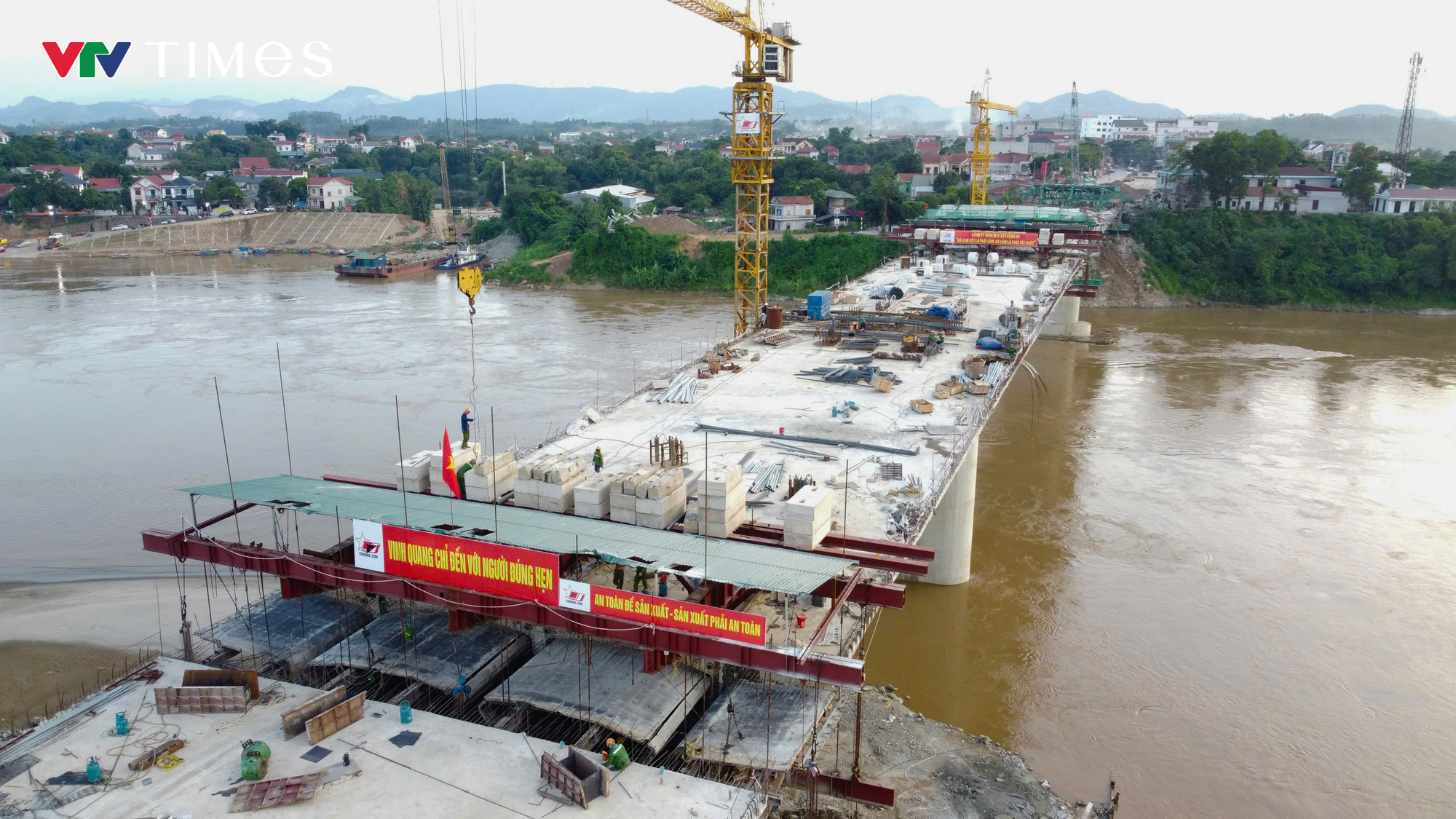 Phú Thọ: Cầu Phong Châu mới chuẩn bị hợp long sau gần 300 ngày thi công thần tốc- Ảnh 2. Phú Thọ: Cầu Phong Châu mới chuẩn bị hợp long sau gần 300 ngày thi công thần tốc- Ảnh 2.