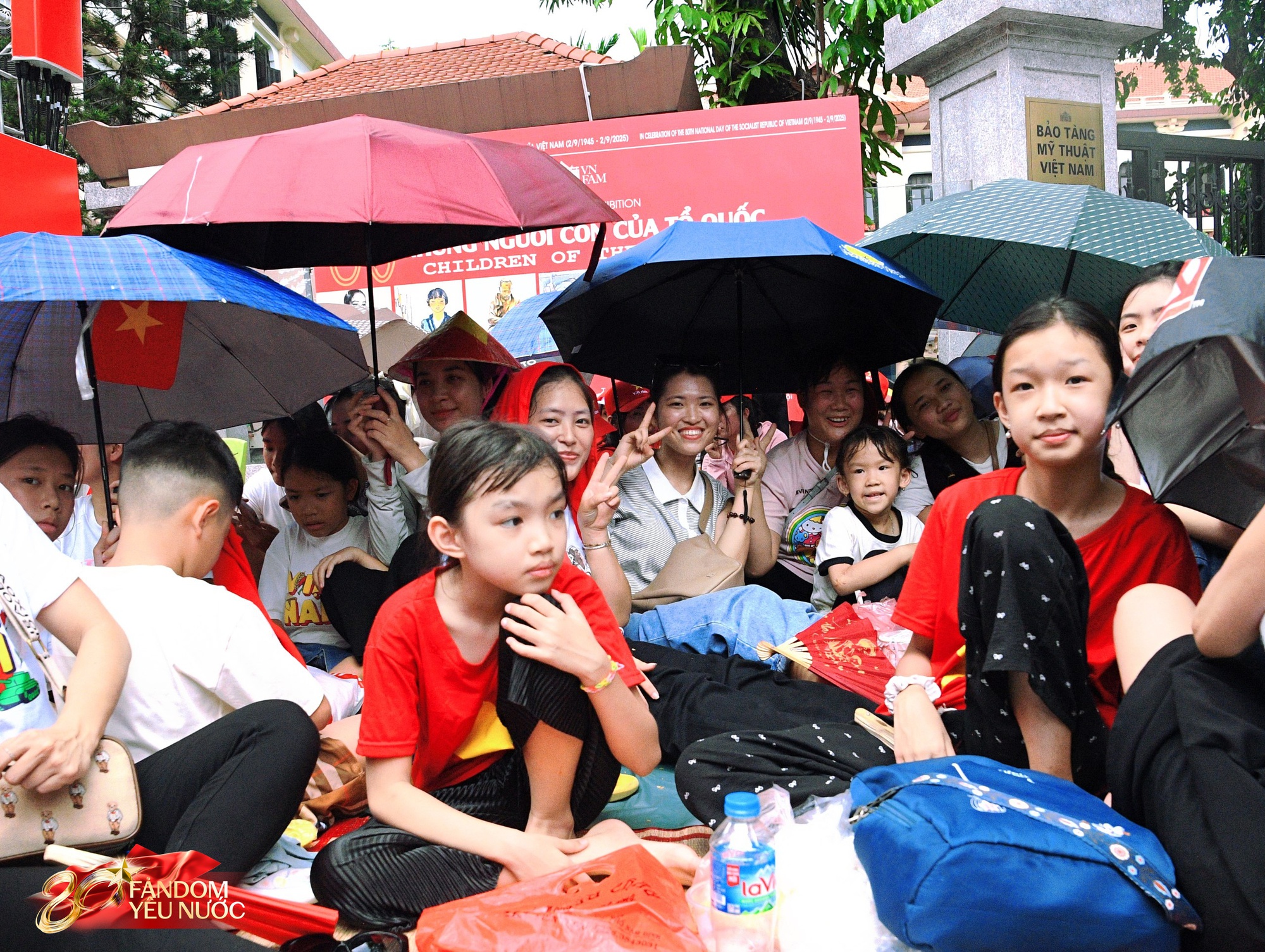 Chủ nhật lạ nhất ở Hà Nội: Cắm trại suốt 12 tiếng ngay giữa phố, "thảm" ô khổng lồ xuất hiện- Ảnh 3. Chủ nhật lạ nhất ở Hà Nội: Cắm trại suốt 12 tiếng ngay giữa phố, "thảm" ô khổng lồ xuất hiện- Ảnh 3.