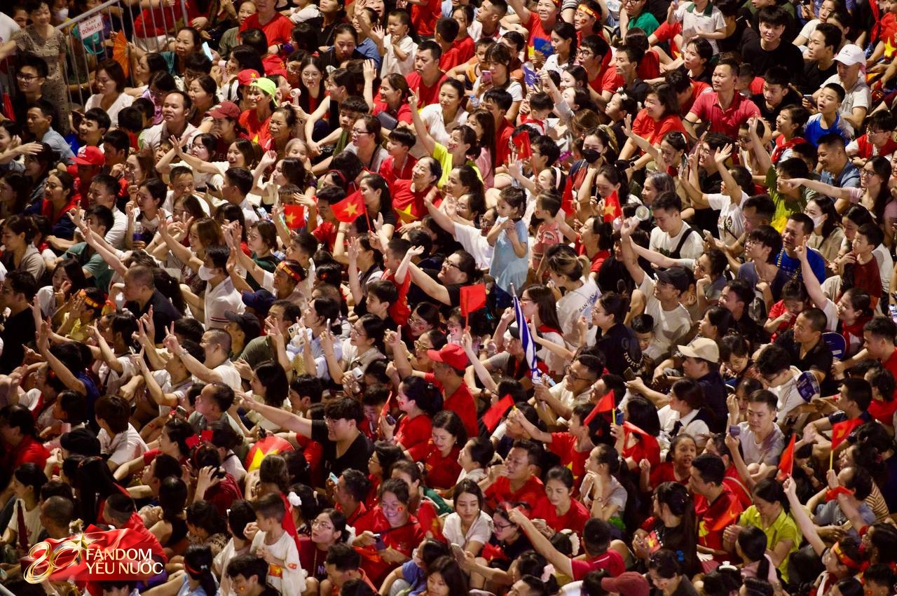 Hà Nội lúc này, đông kỷ lục!- Ảnh 1.