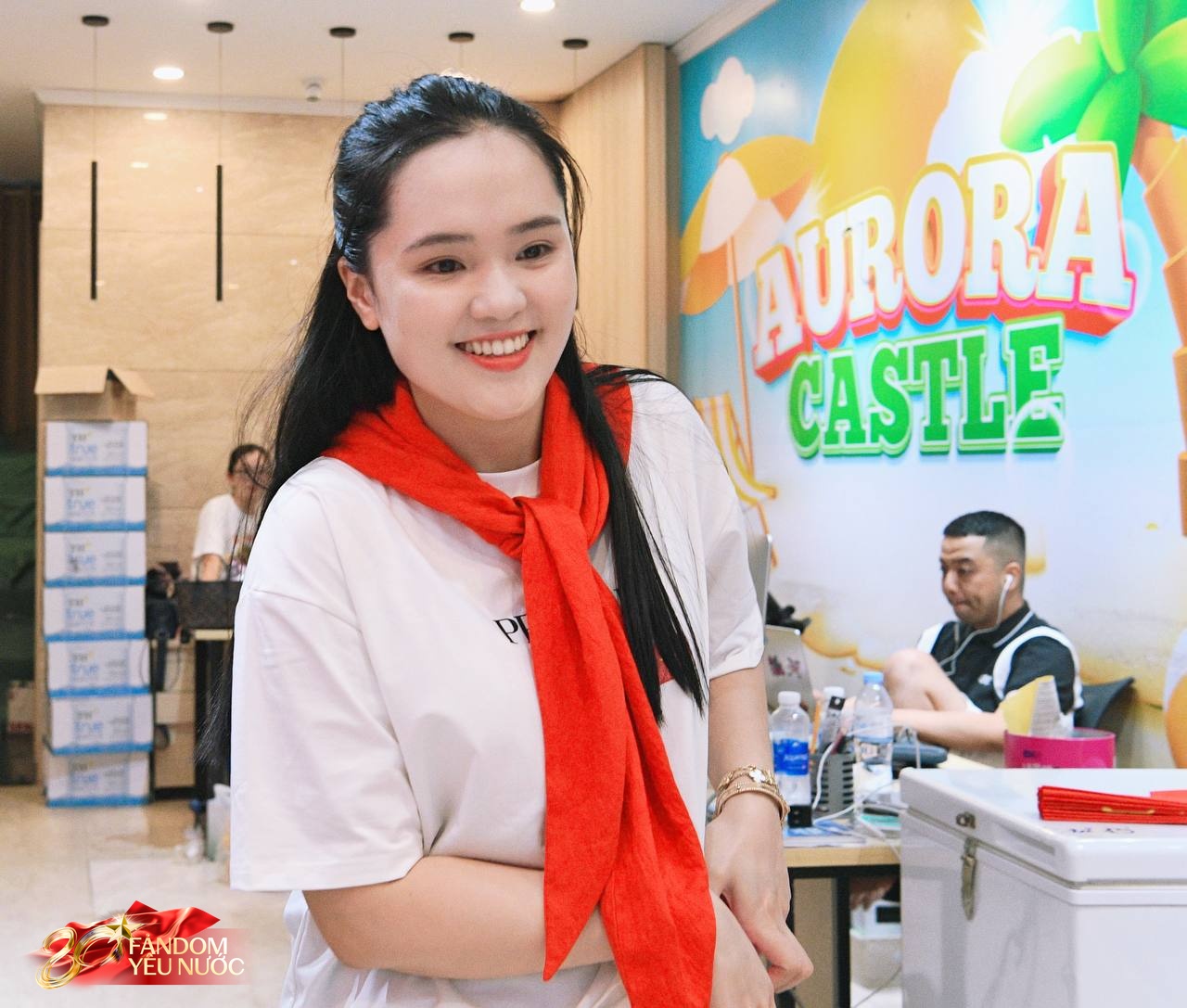 Phỏng vấn: Vợ Duy Mạnh - Văn Quyết dựng ô lớn cho người dân trú mưa khi xem tổng duyệt diễu binh, diễu hành A80- Ảnh 4. Phỏng vấn: Vợ Duy Mạnh - Văn Quyết dựng ô lớn cho người dân trú mưa khi xem tổng duyệt diễu binh, diễu hành A80- Ảnh 4.