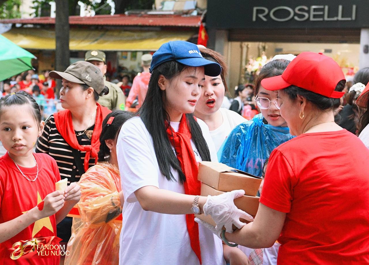 Phỏng vấn: Vợ Duy Mạnh - Văn Quyết dựng ô lớn cho người dân trú mưa khi xem tổng duyệt diễu binh, diễu hành A80- Ảnh 8. Phỏng vấn: Vợ Duy Mạnh - Văn Quyết dựng ô lớn cho người dân trú mưa khi xem tổng duyệt diễu binh, diễu hành A80- Ảnh 8.
