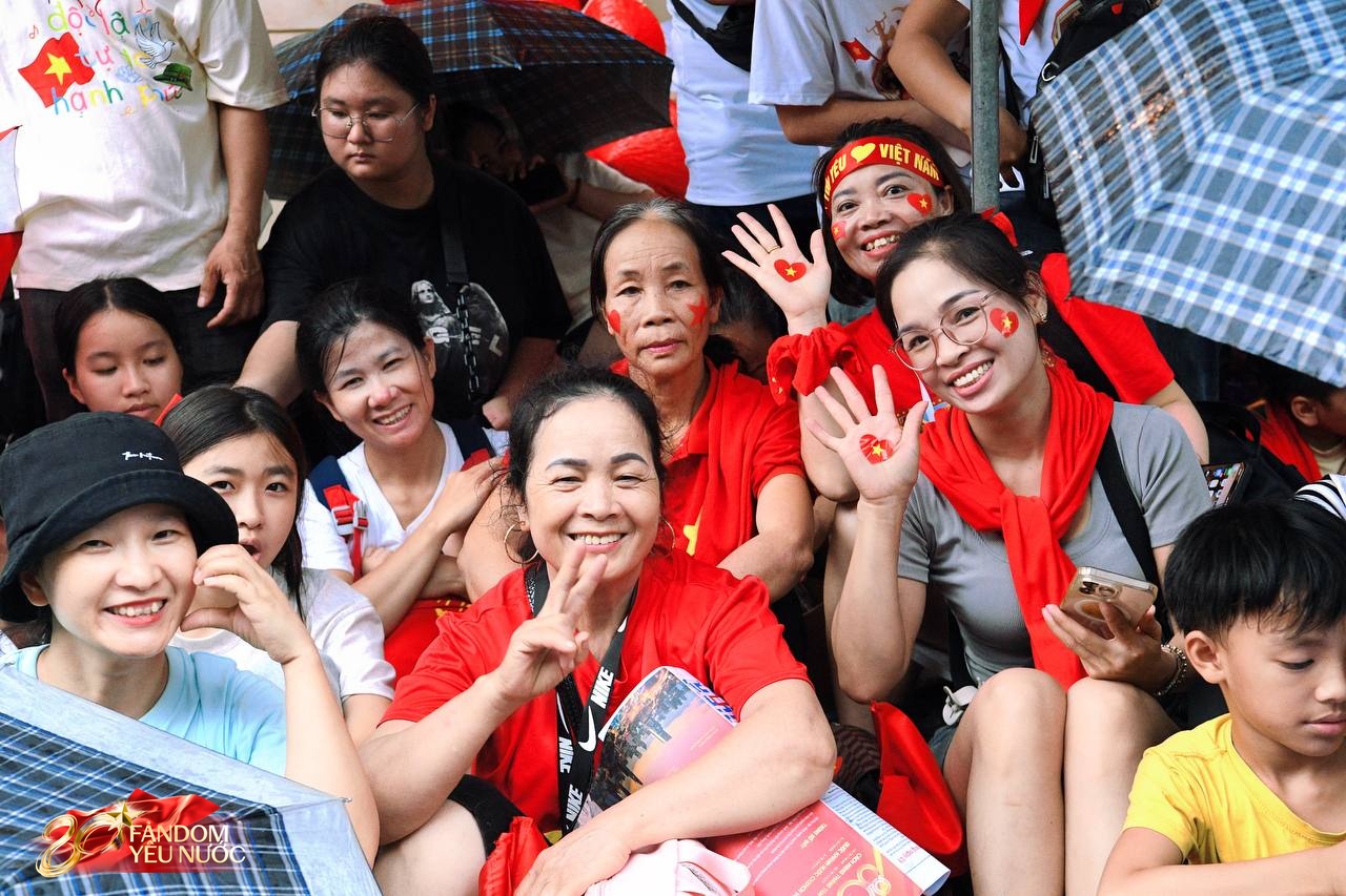 Phỏng vấn: Vợ Duy Mạnh - Văn Quyết dựng ô lớn cho người dân trú mưa khi xem tổng duyệt diễu binh, diễu hành A80- Ảnh 2. Phỏng vấn: Vợ Duy Mạnh - Văn Quyết dựng ô lớn cho người dân trú mưa khi xem tổng duyệt diễu binh, diễu hành A80- Ảnh 2.