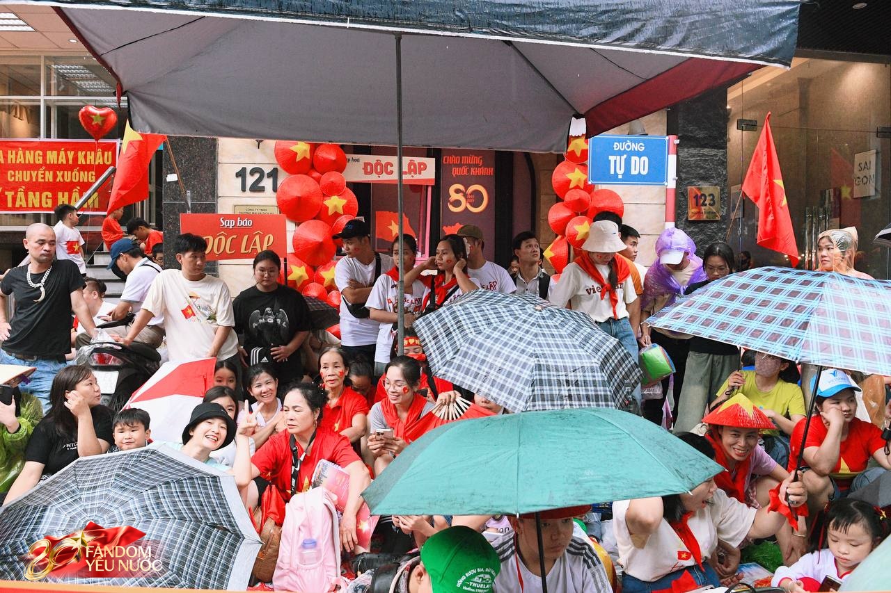 Phỏng vấn: Vợ Duy Mạnh - Văn Quyết dựng ô lớn cho người dân trú mưa khi xem tổng duyệt diễu binh, diễu hành A80- Ảnh 1. Phỏng vấn: Vợ Duy Mạnh - Văn Quyết dựng ô lớn cho người dân trú mưa khi xem tổng duyệt diễu binh, diễu hành A80- Ảnh 1.