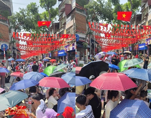 Chủ nhật lạ nhất ở Hà Nội: Cắm trại suốt 12 tiếng ngay giữa phố, "thảm" ô khổng lồ xuất hiện- Ảnh 2. Chủ nhật lạ nhất ở Hà Nội: Cắm trại suốt 12 tiếng ngay giữa phố, "thảm" ô khổng lồ xuất hiện- Ảnh 2.
