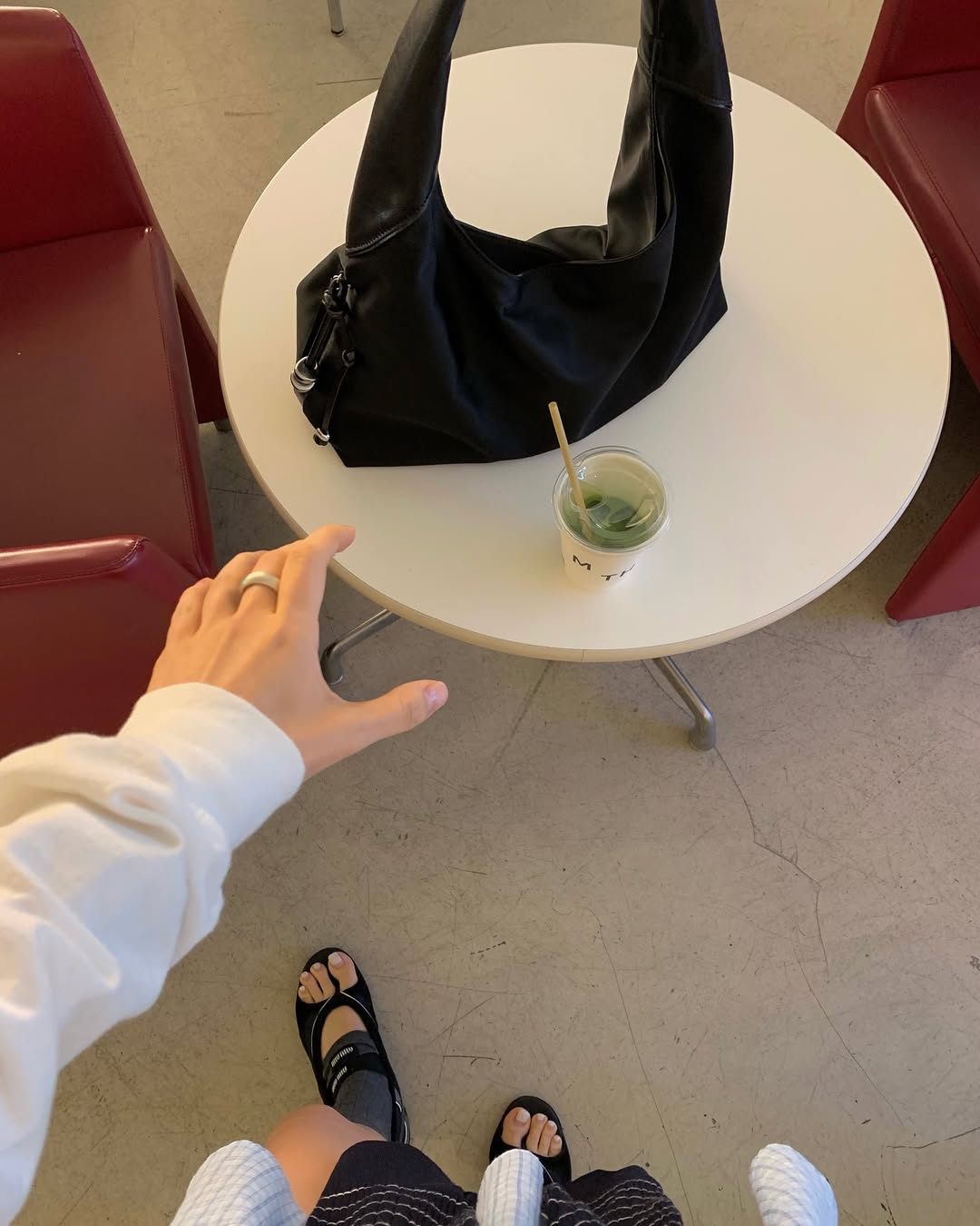 Jennie đang tích cực đẩy trend cho kiểu giày lạ- Ảnh 9. Jennie đang tích cực đẩy trend cho kiểu giày lạ- Ảnh 9.