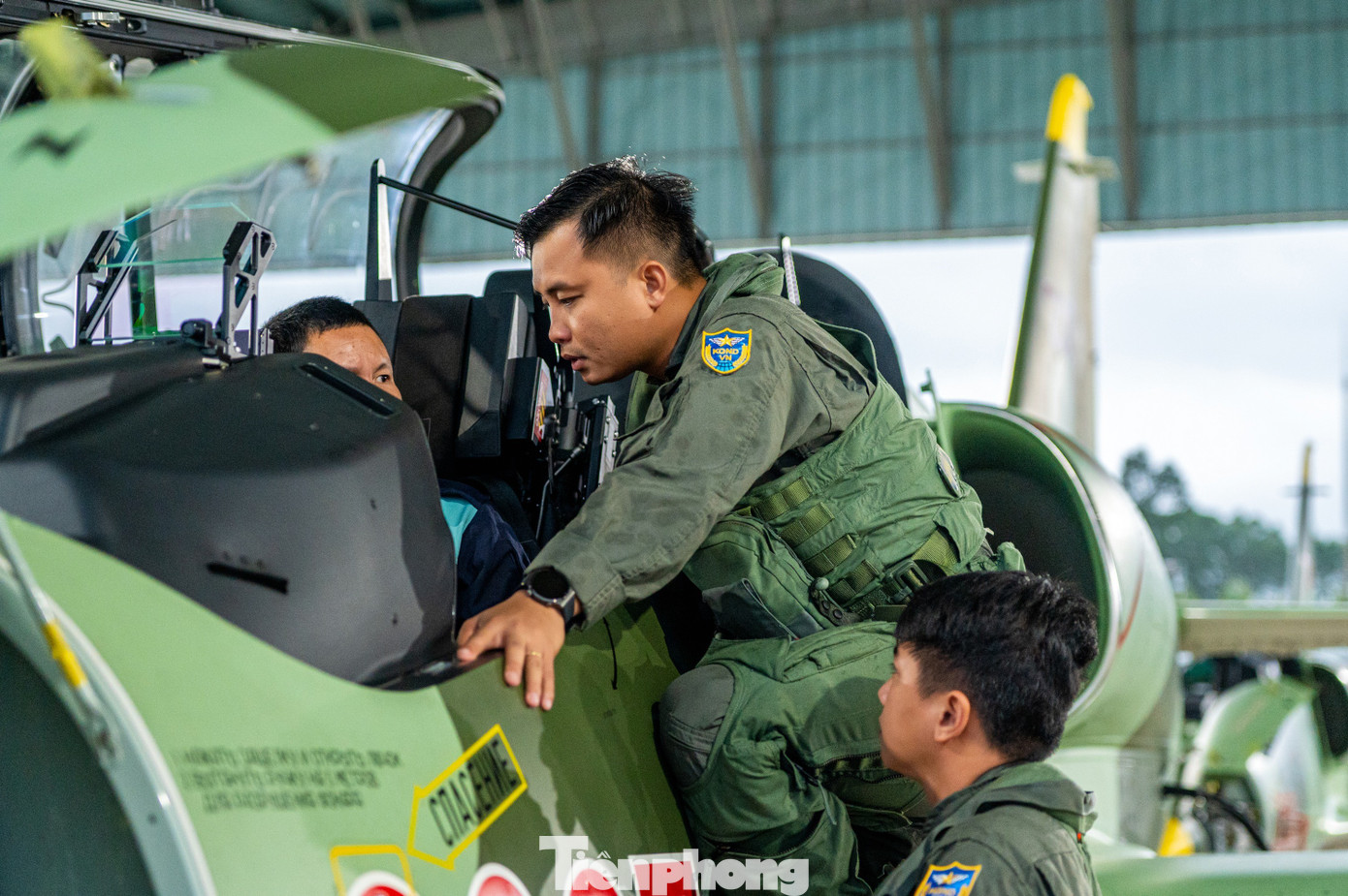 Biên đội tiêm kích sẵn sàng bay trên bầu trời Quảng trường Ba Đình- Ảnh 14. Biên đội tiêm kích sẵn sàng bay trên bầu trời Quảng trường Ba Đình- Ảnh 14.