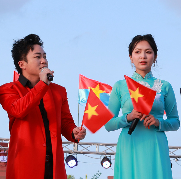 Chuyện Tùng Dương khóc giữa 60 nghìn khán giả và bị Duyên Quỳnh "ép" hát lại ca khúc 5 tỷ view- Ảnh 2. Chuyện Tùng Dương khóc giữa 60 nghìn khán giả và bị Duyên Quỳnh "ép" hát lại ca khúc 5 tỷ view- Ảnh 2.