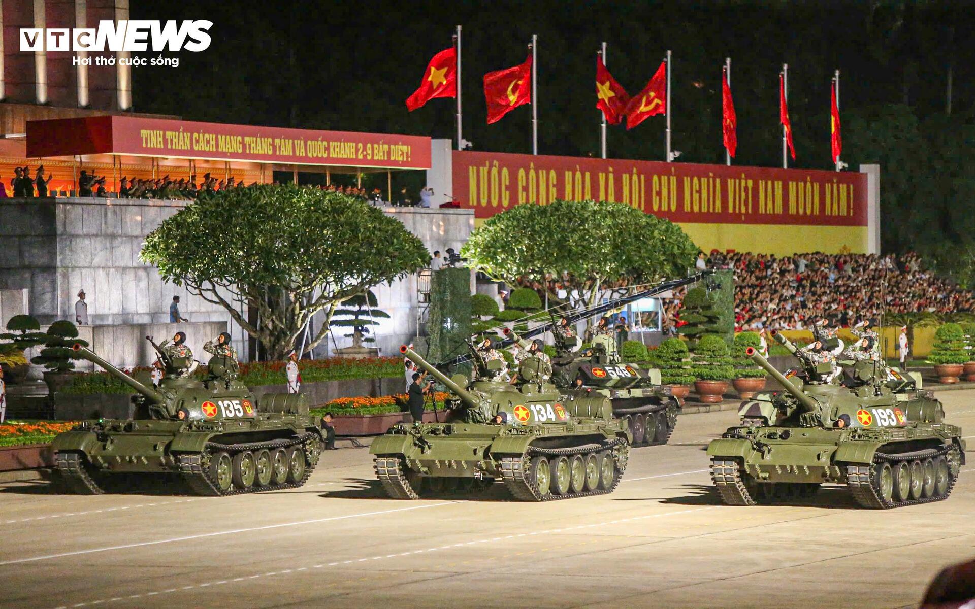 Vạn người reo hò khi tên lửa, xe tăng hùng dũng tiến qua Quảng trường Ba Đình- Ảnh 14. Vạn người reo hò khi tên lửa, xe tăng hùng dũng tiến qua Quảng trường Ba Đình- Ảnh 14.