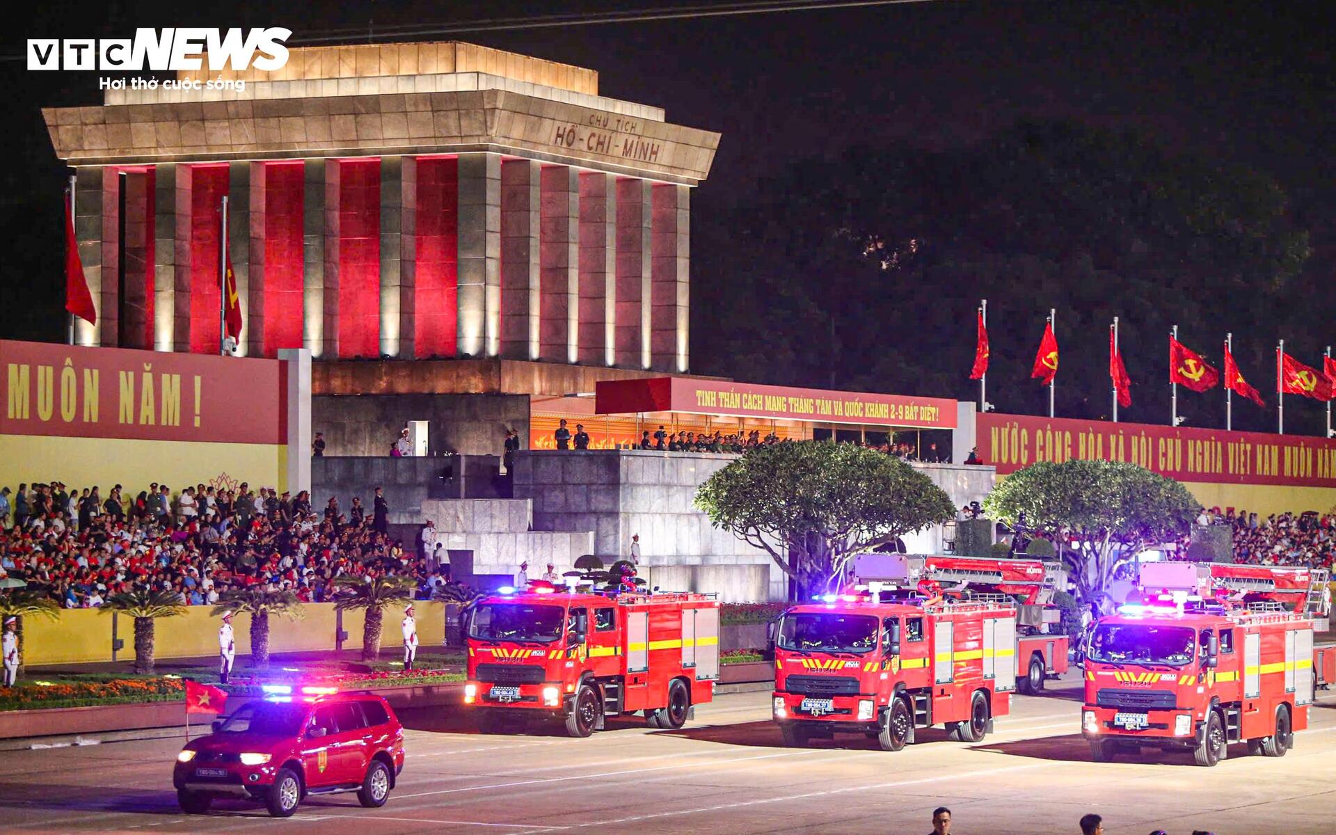 Vạn người reo hò khi tên lửa, xe tăng hùng dũng tiến qua Quảng trường Ba Đình- Ảnh 16. Vạn người reo hò khi tên lửa, xe tăng hùng dũng tiến qua Quảng trường Ba Đình- Ảnh 16.