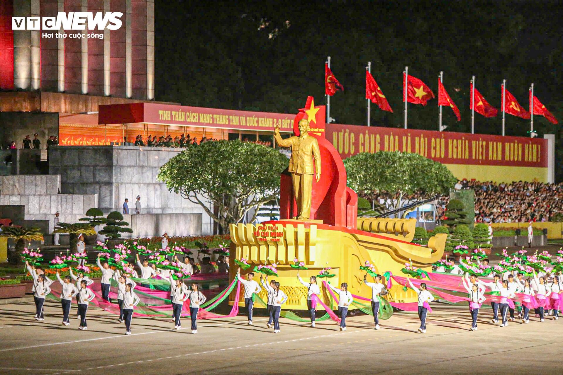 Vạn người reo hò khi tên lửa, xe tăng hùng dũng tiến qua Quảng trường Ba Đình- Ảnh 2. Vạn người reo hò khi tên lửa, xe tăng hùng dũng tiến qua Quảng trường Ba Đình- Ảnh 2.