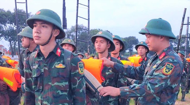 Chùm ảnh - clip: Bão số 5 cận kề, bộ đội cơ động 24/24 cứu dân và tài sản- Ảnh 6. Chùm ảnh - clip: Bão số 5 cận kề, bộ đội cơ động 24/24 cứu dân và tài sản- Ảnh 6.