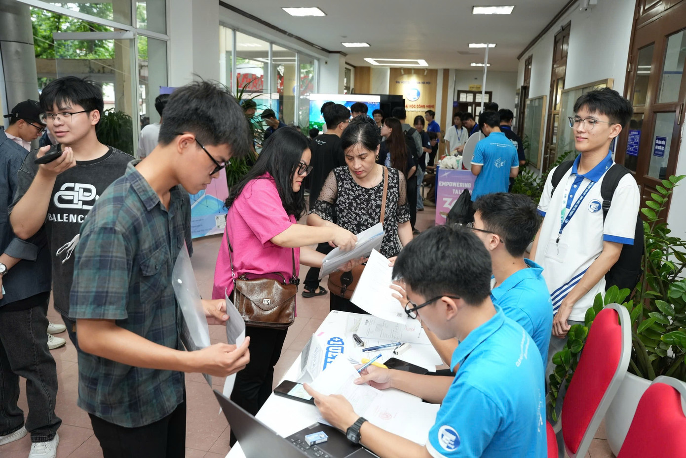 Thí sinh đặc biệt nhập học Trường Đại học Công nghệ, Đại học Quốc gia Hà Nội- Ảnh 1. Thí sinh đặc biệt nhập học Trường Đại học Công nghệ, Đại học Quốc gia Hà Nội- Ảnh 1.