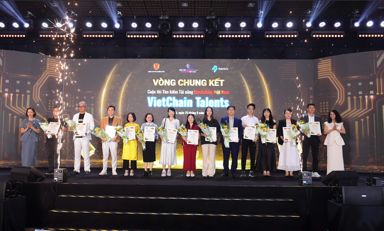 Lộ diện những gương mặt giành được giải thưởng 'khủng' về blockchain trị giá 3,5 tỷ đồng- Ảnh 2.