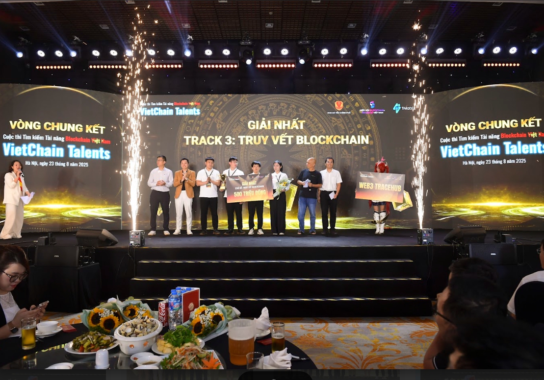 Lộ diện những gương mặt giành được giải thưởng 'khủng' về blockchain trị giá 3,5 tỷ đồng- Ảnh 5.
